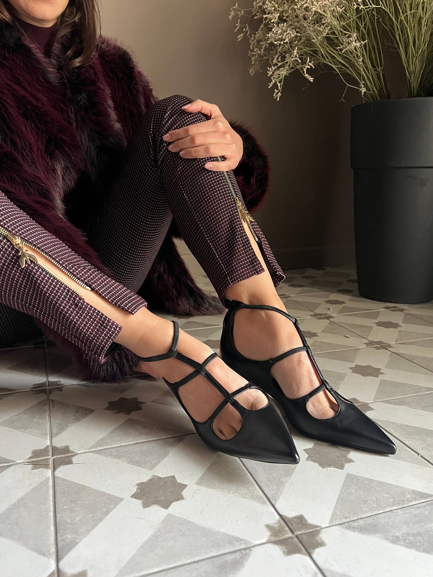 Decolletè con elastici intrecciati e zip posteriore
