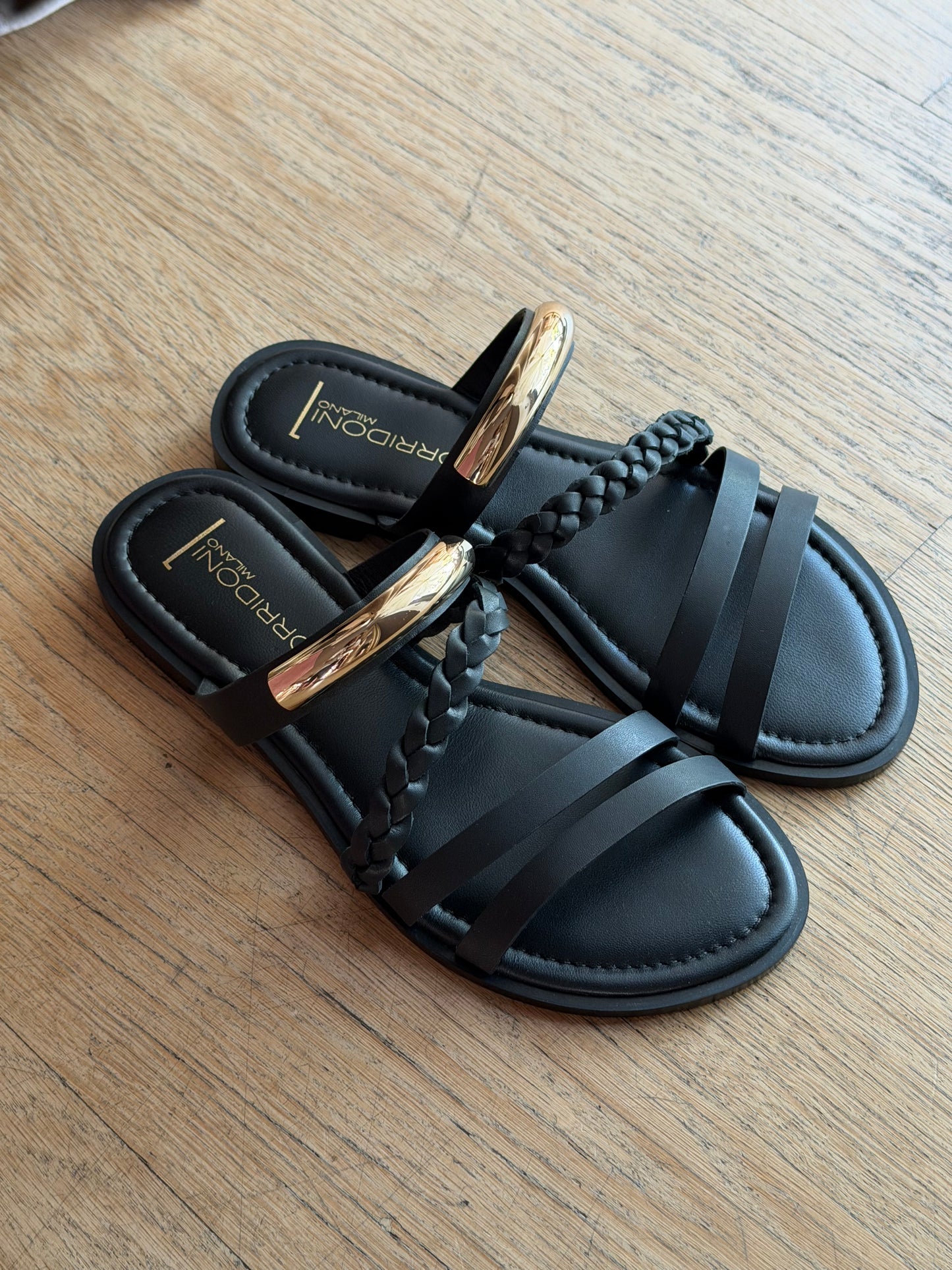 Ciabattina Flat con fettuccia intrecciata e dettaglio gold