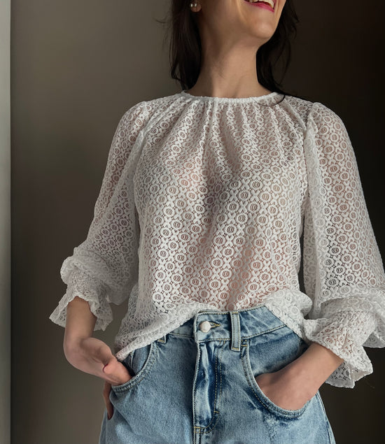 Blusa in pizzo girocollo