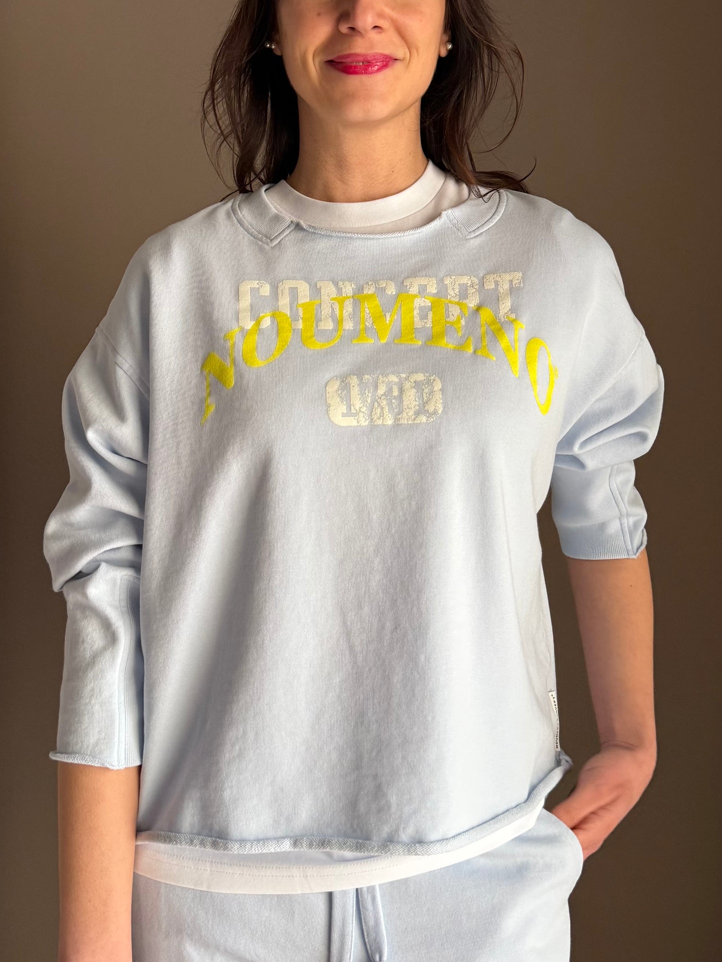 Felpa boxy azzurra con scritta fluo