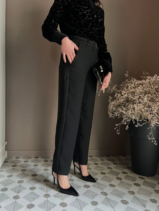 Pantalone ankle nero in crepe con dettaglio laterale