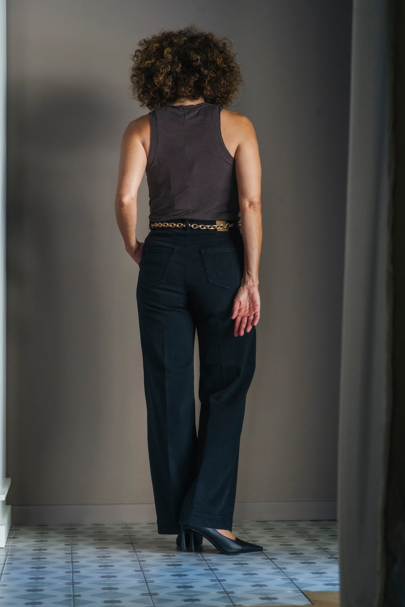 Pantalone denim gamba dritta Nero con catena.
