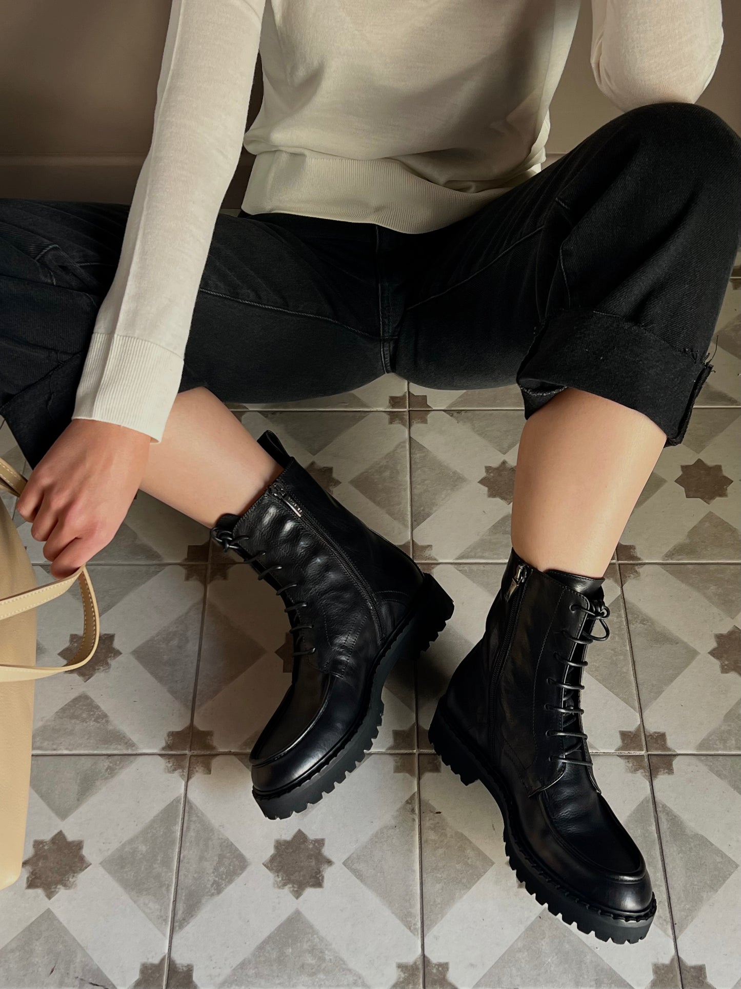 Stivaletto combat in pelle con suola carrarmato