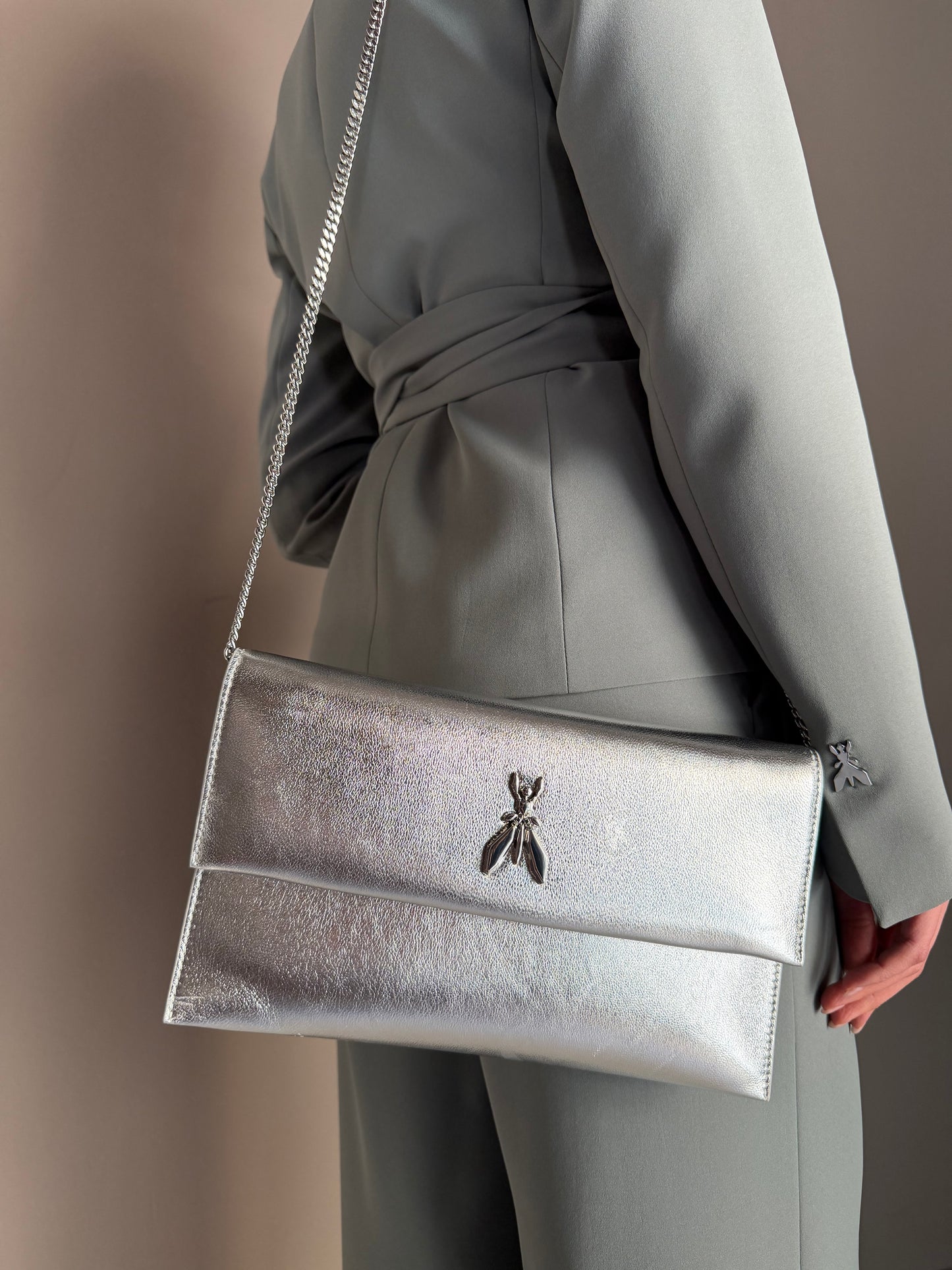 Borsa pochette in pelle laminata silver