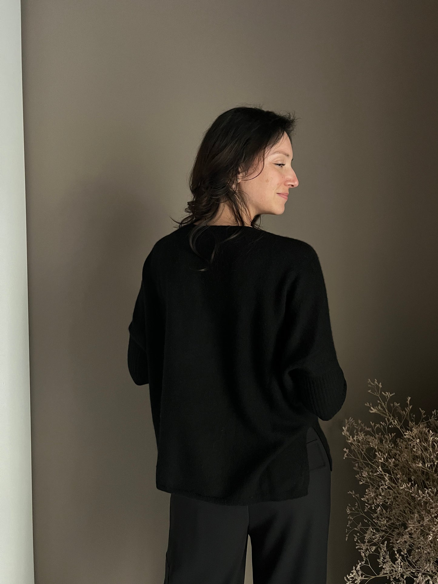 Maglia in cashmere over 100% cashemire maniche aderenti nera