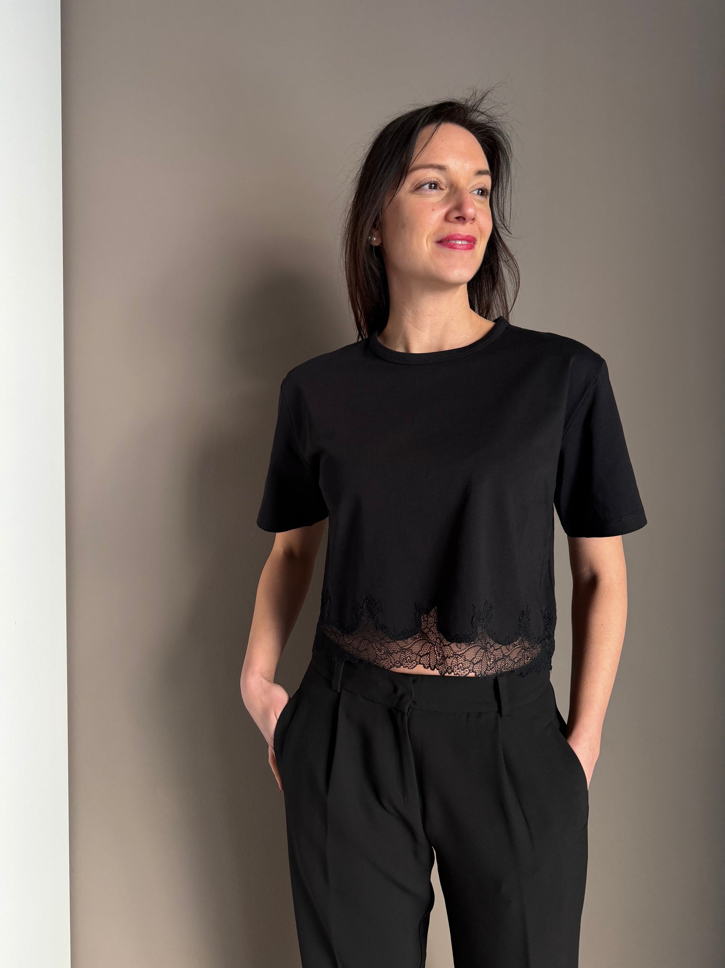 T-shirt cropped con inserto in pizzo