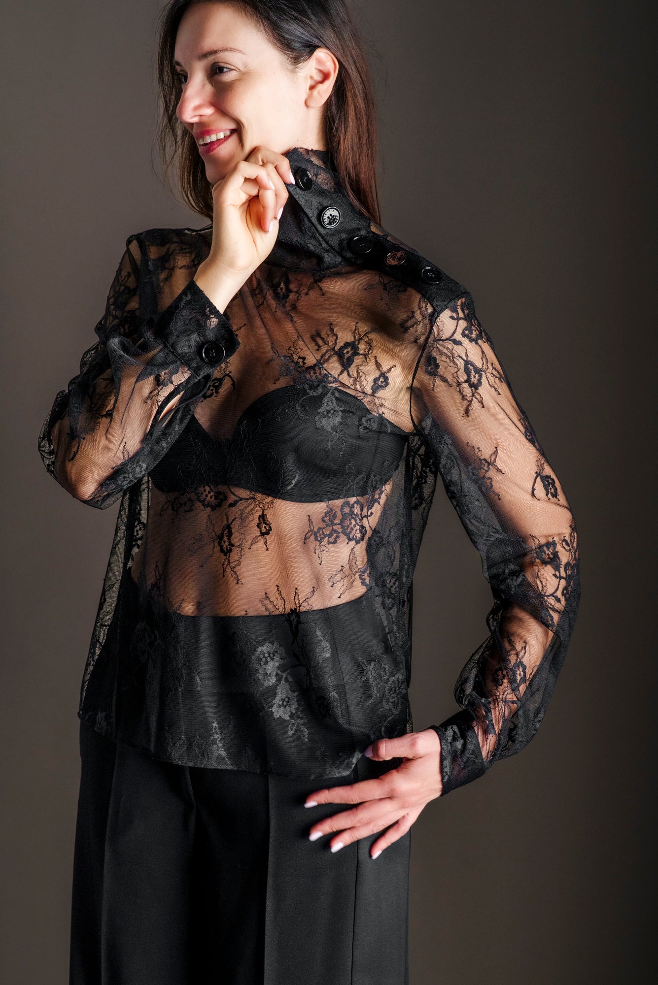Blusa in pizzo francese con collo alto