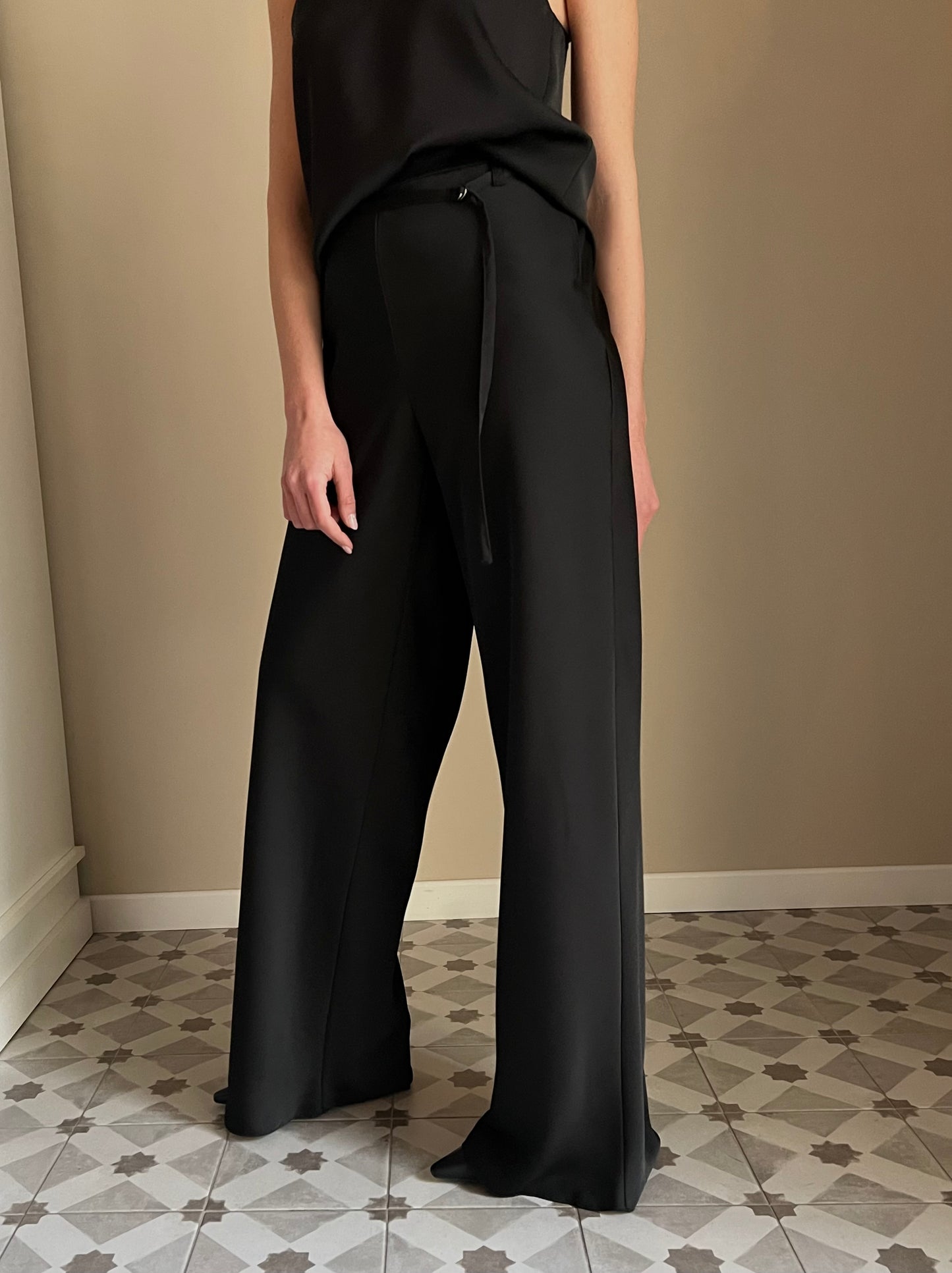 Pantaloni in raso con cinturino