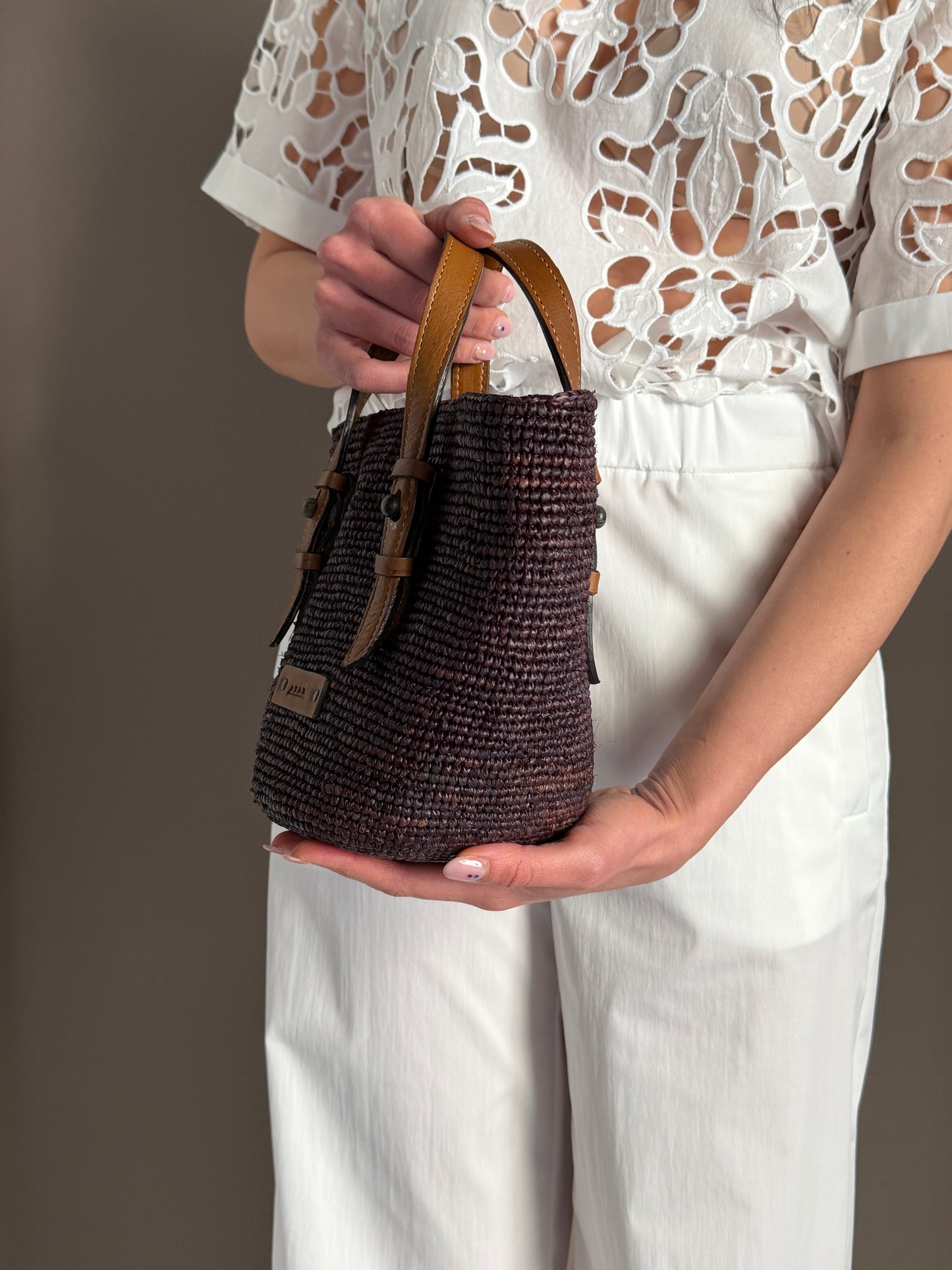 Borsa in rafia con manico in pelle e tracolla