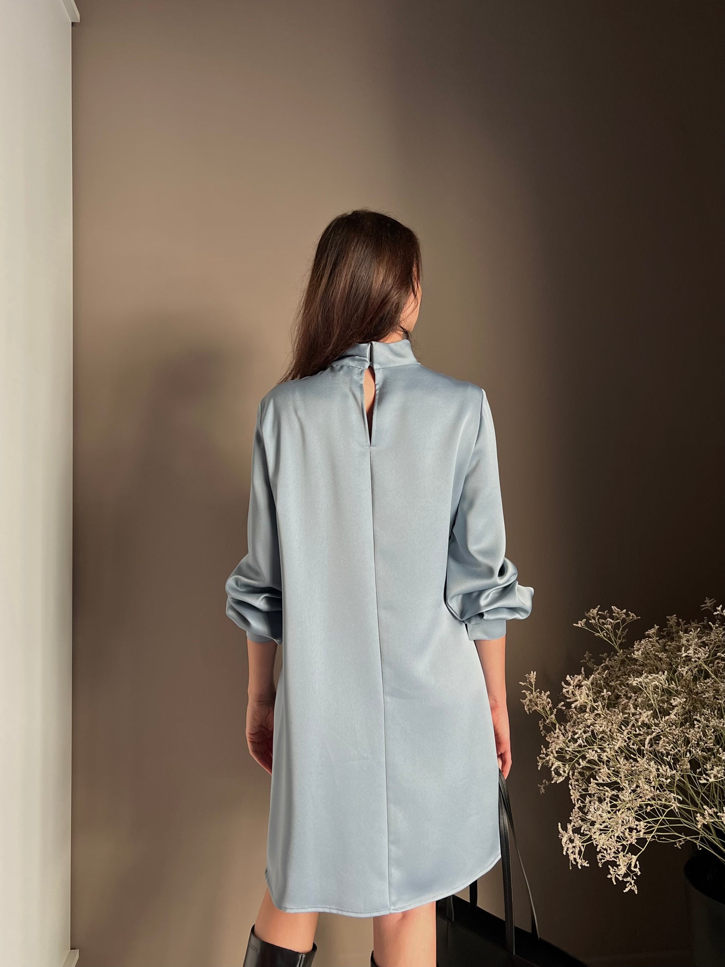 Abito in satin con collo drappeggiato light blu