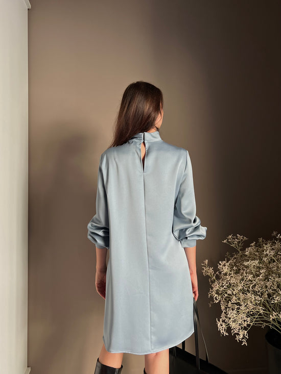 Abito in satin con collo drappeggiato light blu