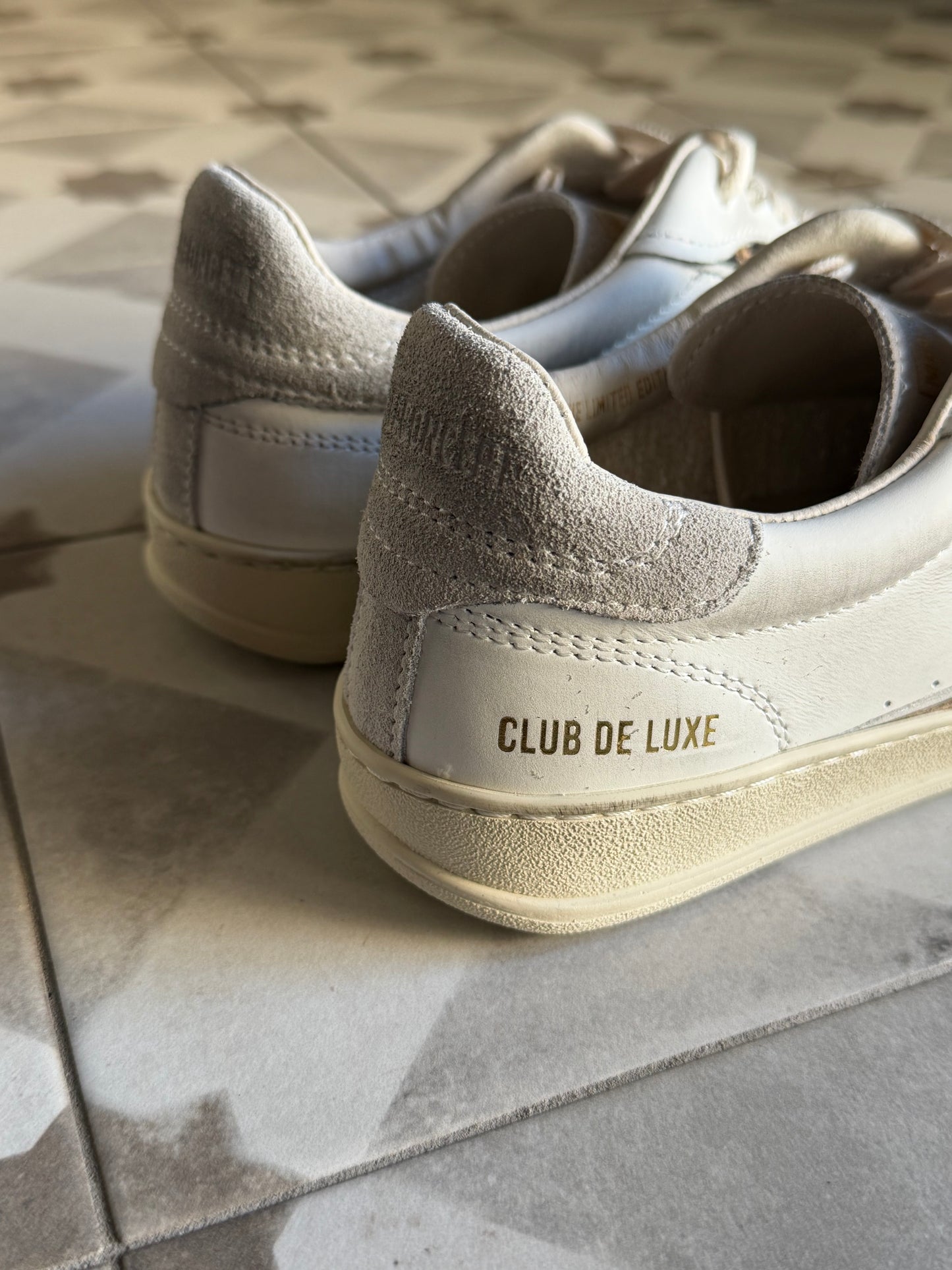 Sneakers in pelle e camoscio con dettaglio leo