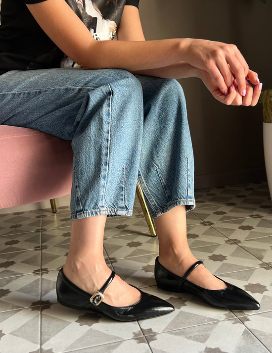 Scarpa con cinturino in pelle e fibbia oro