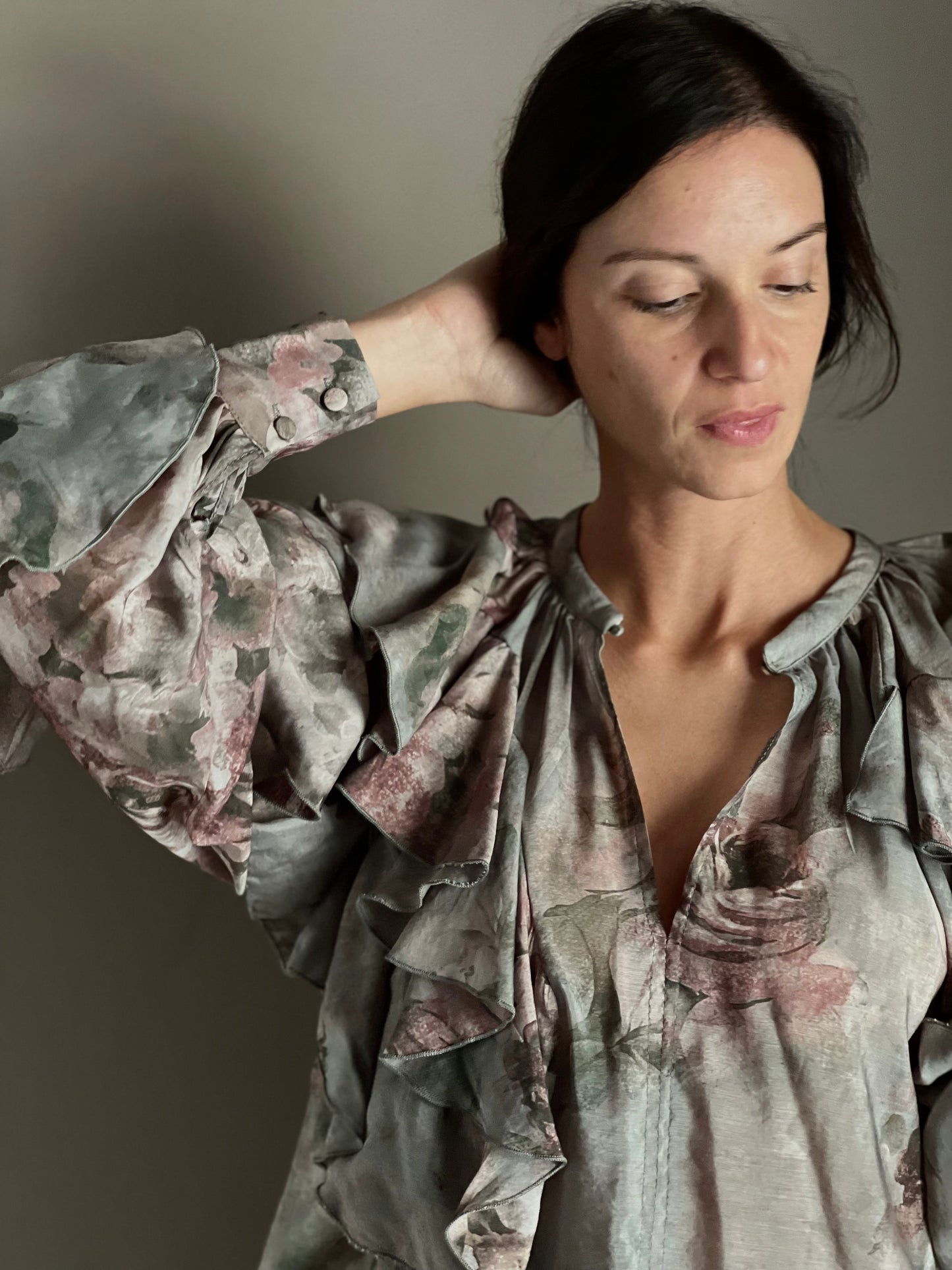 Camicia in fantasia con volant e maniche a sbuffo