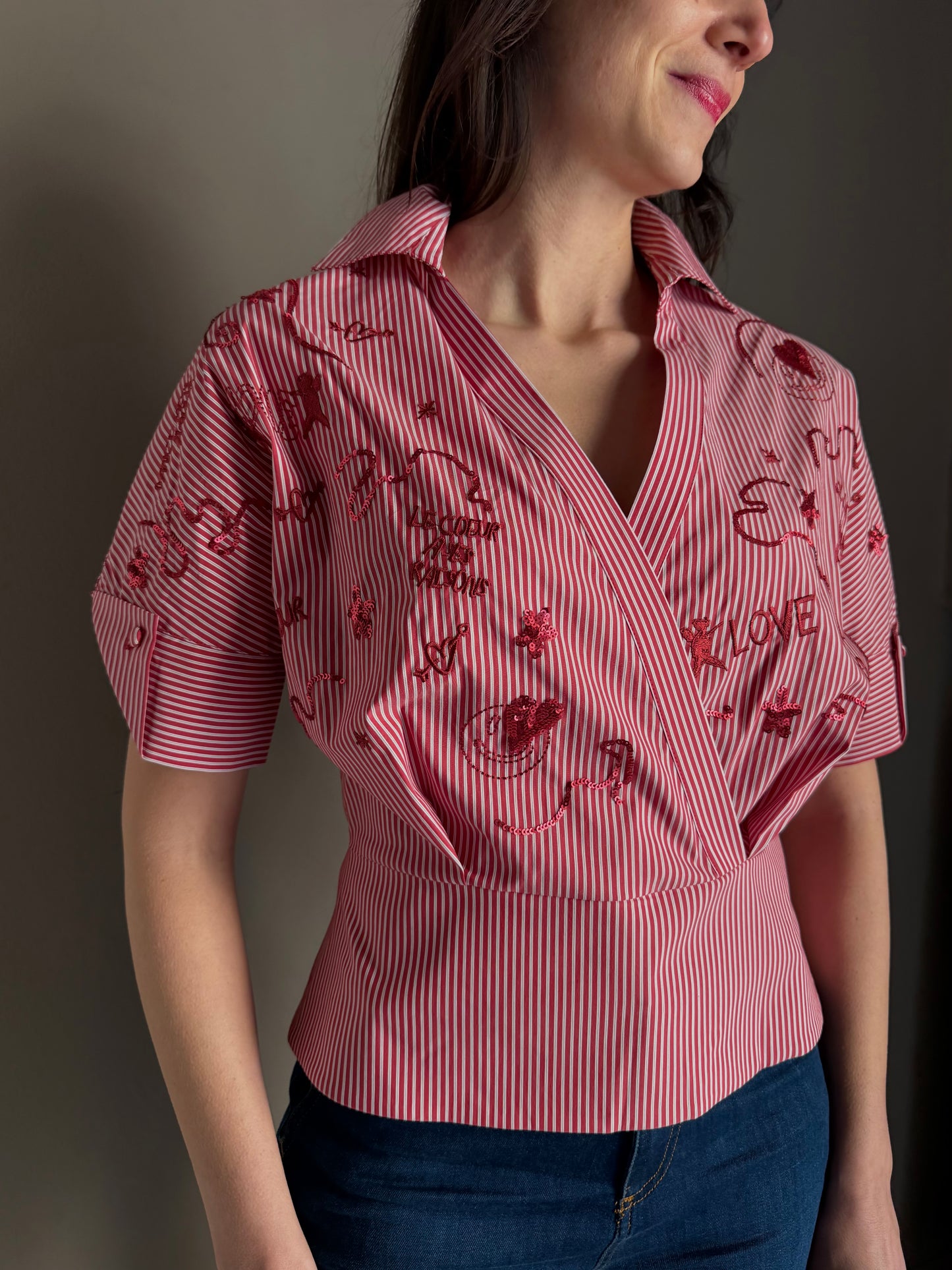 Camicia a righe con ricami preziosi