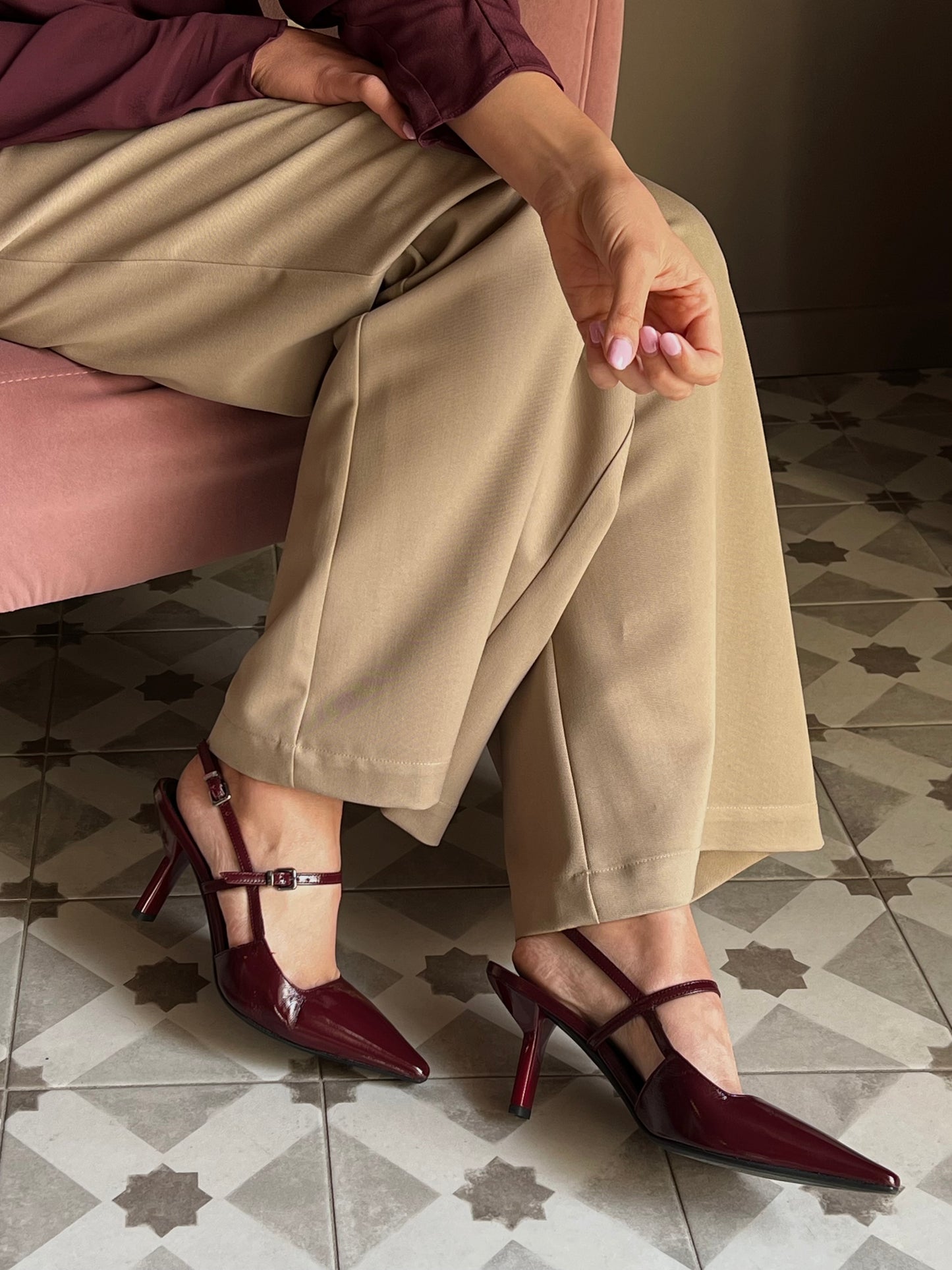 Slingback in vernice con tacco sottile