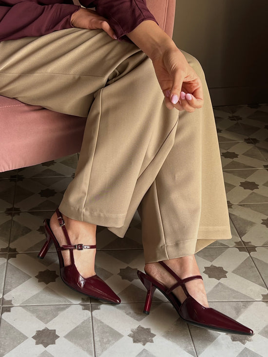 Slingback in vernice con tacco sottile