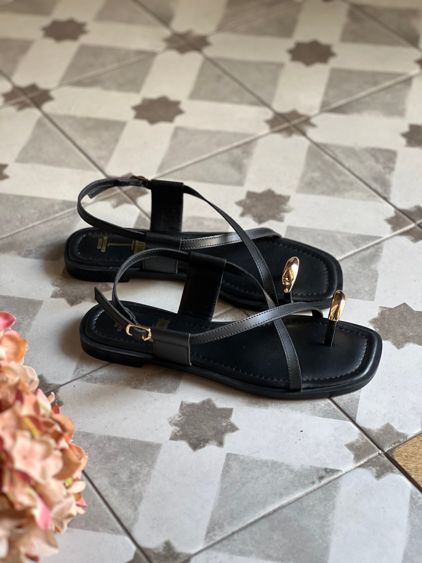 Sandalo infradito in pelle nero