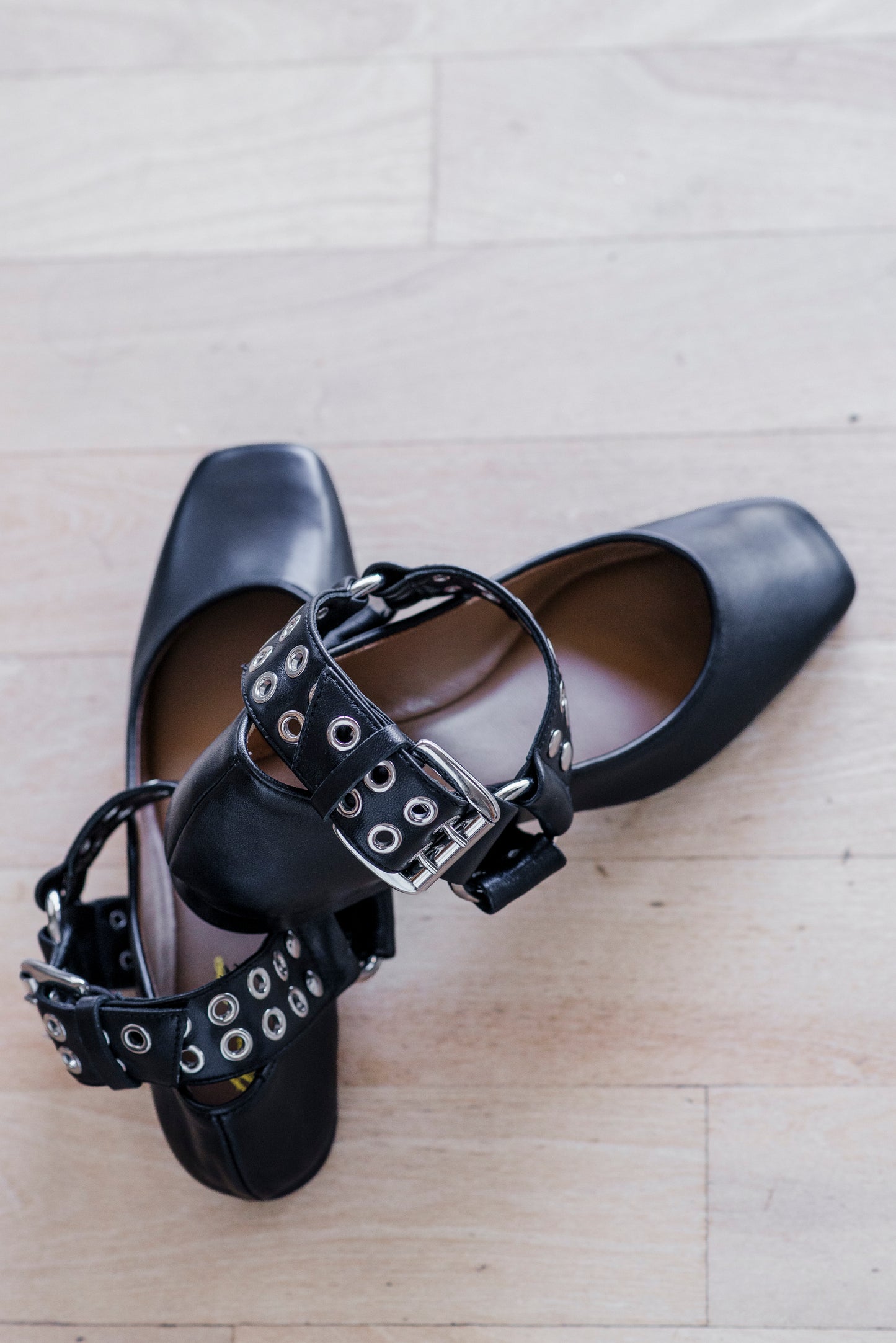 Ballerina in nappa con occhielli
