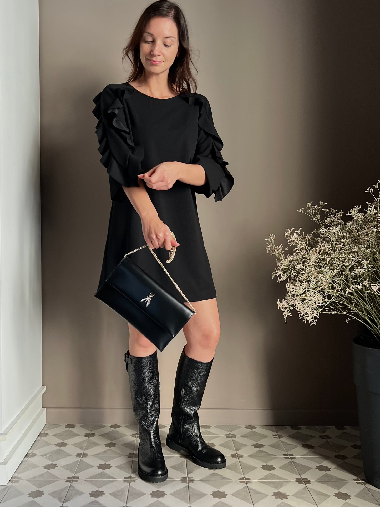 Borsa pochette in pelle nera con catena