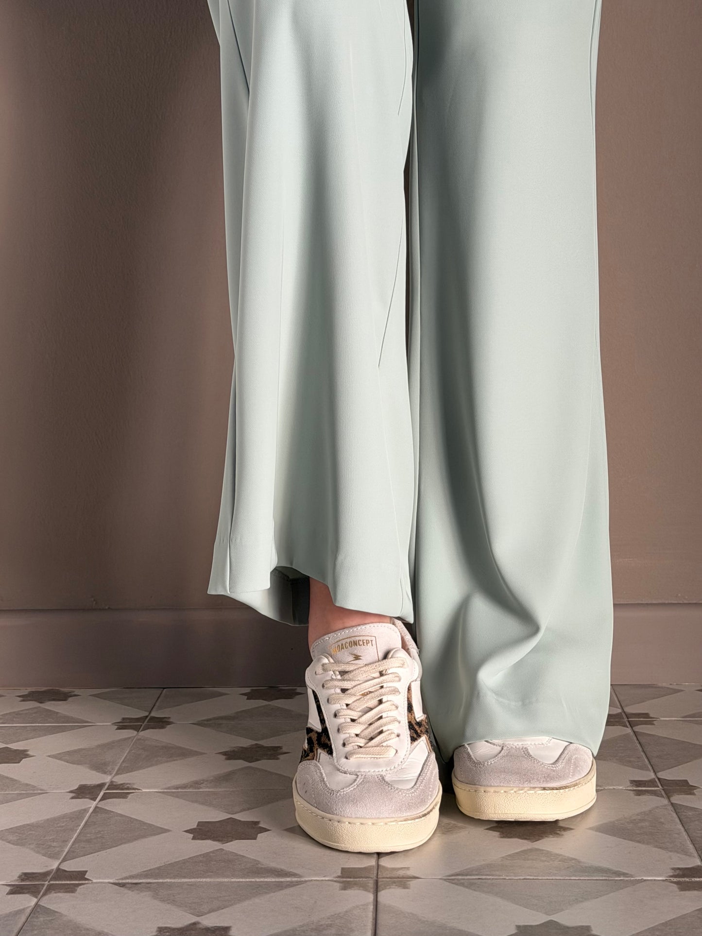 Sneakers in pelle e camoscio con dettaglio leo