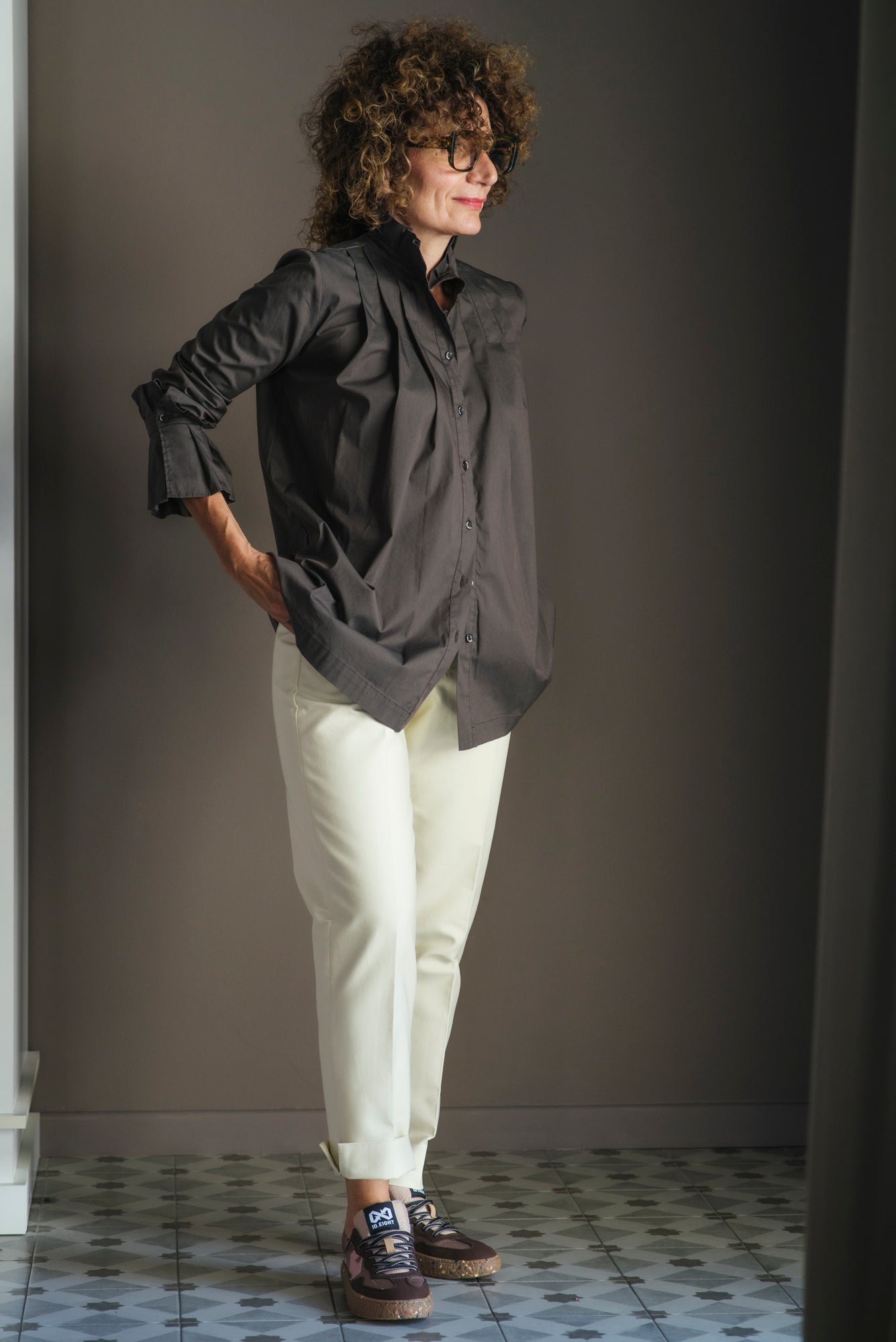 Camicia svasata in cotone liscio con dettagli plisse’