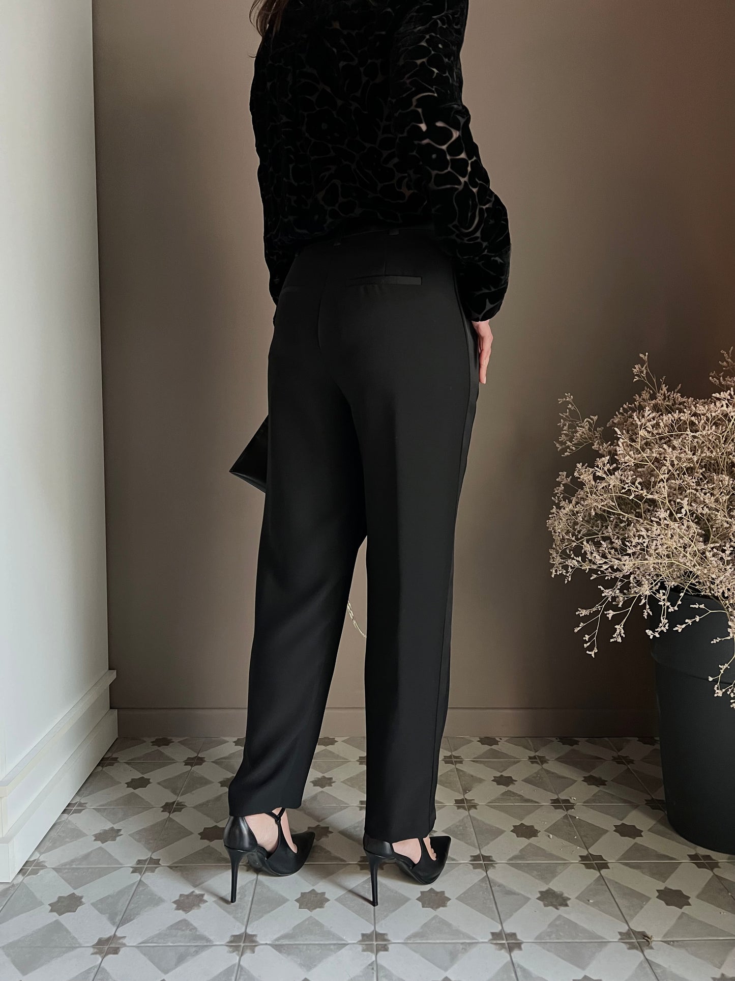Pantalone ankle nero in crepe con dettaglio laterale