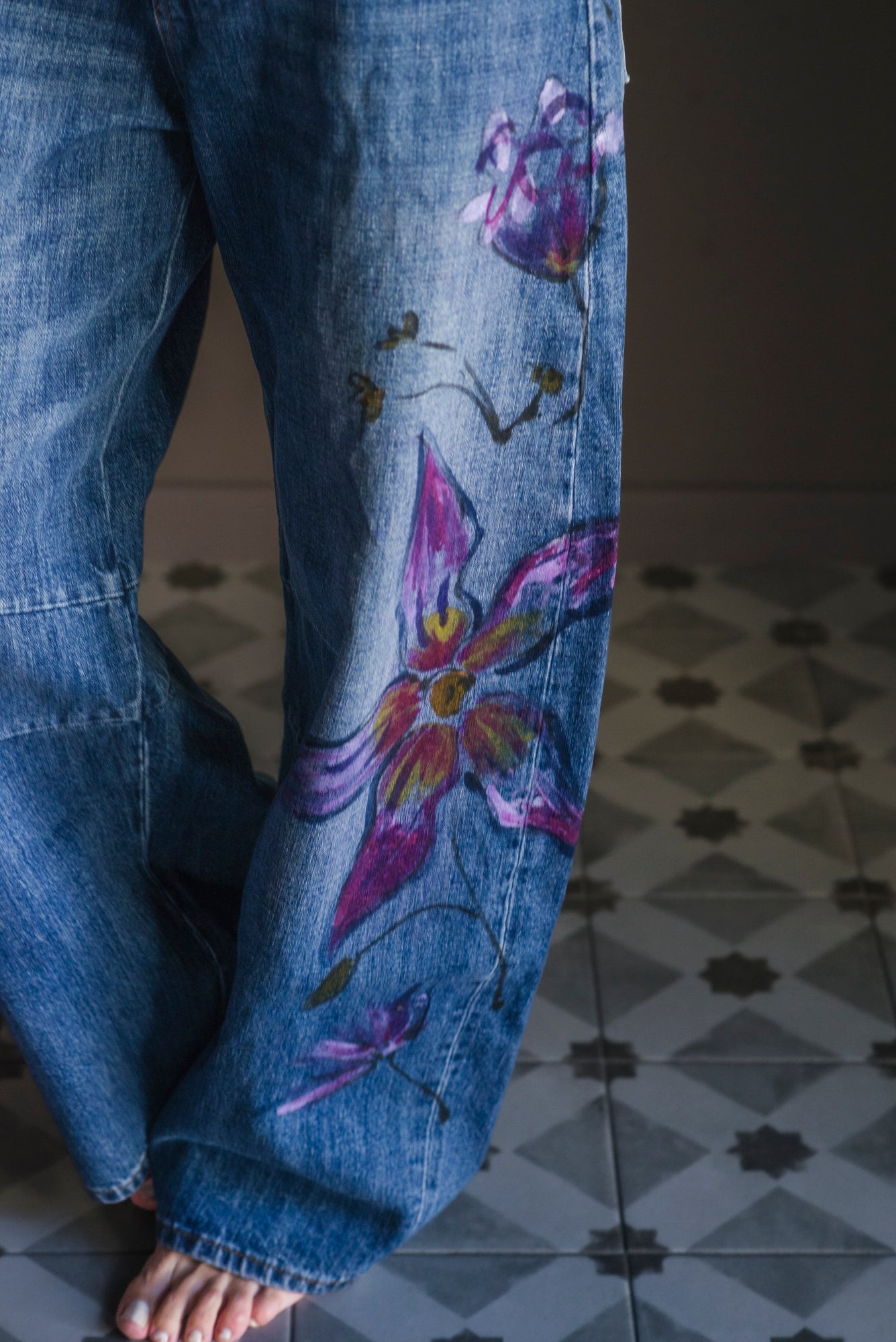 Pantalone denim dipinto a mano