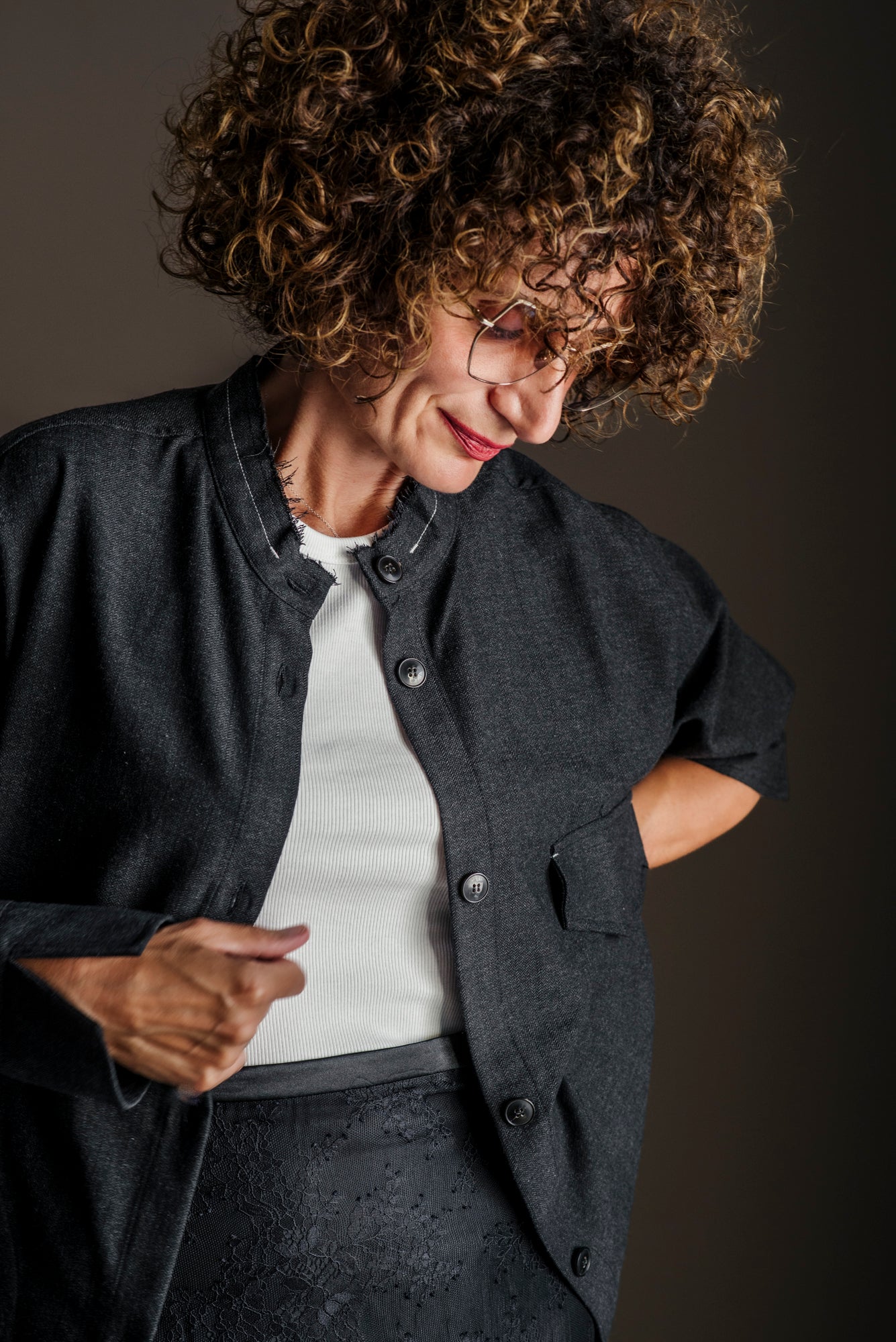 Camicia coreana con dettagli taglio vivo