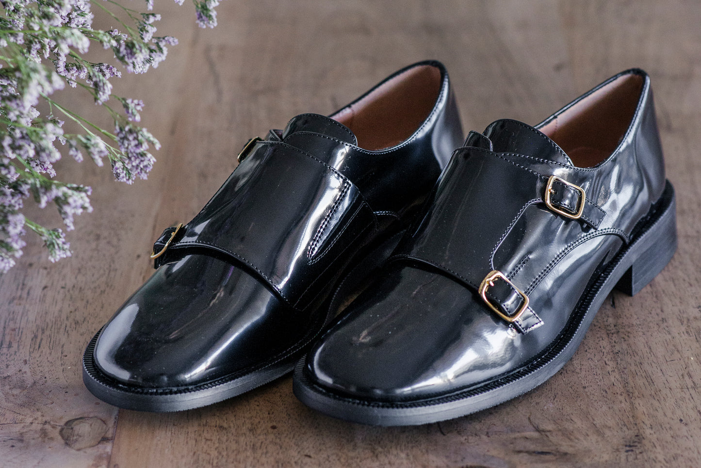 Scarpa con doppia fibbia in pelle abrasivata