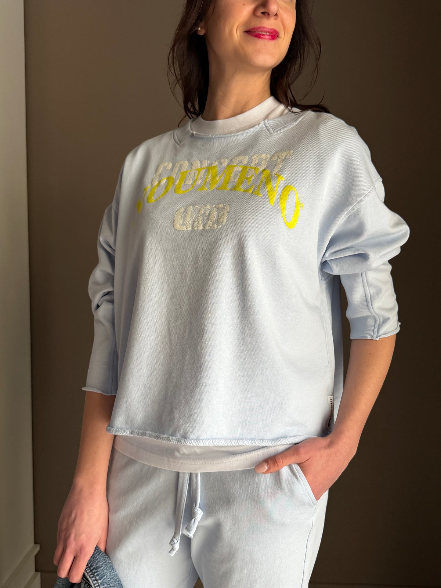 Felpa boxy azzurra con scritta fluo