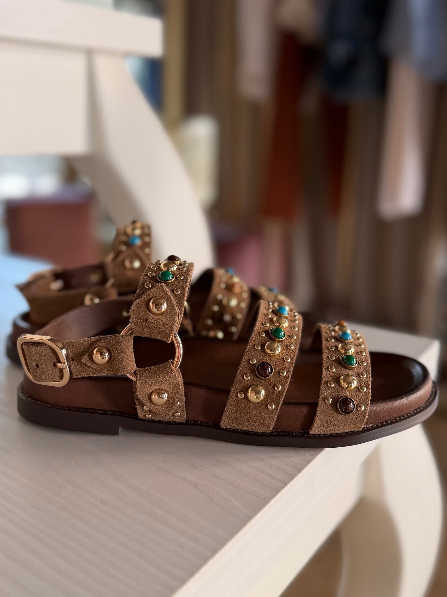Sandalo in camoscio beige con cabochon e borchiette