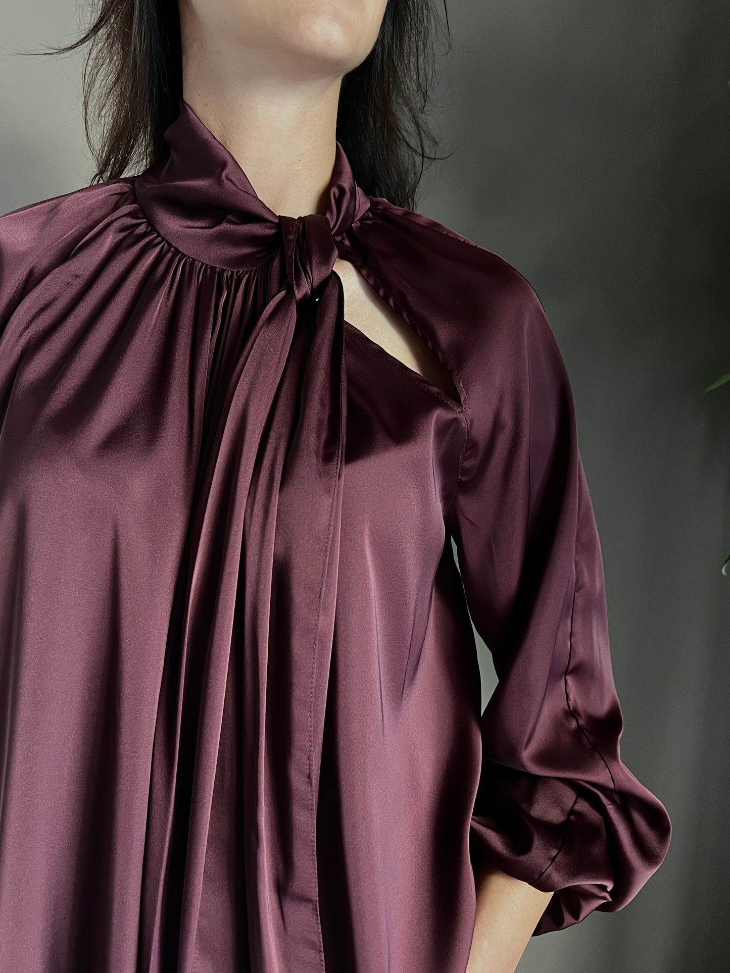Camicia in satin con taglio cout-out sulla spalla