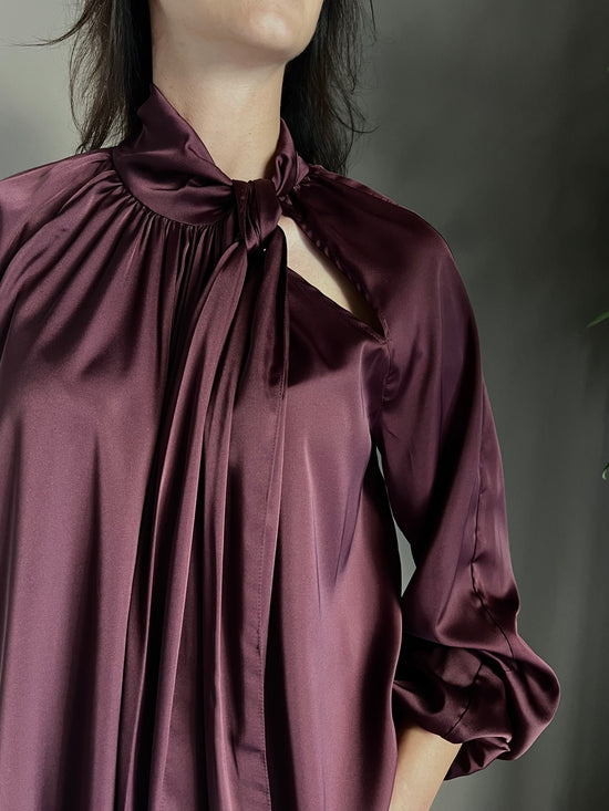 Camicia in satin con taglio cout-out sulla spalla