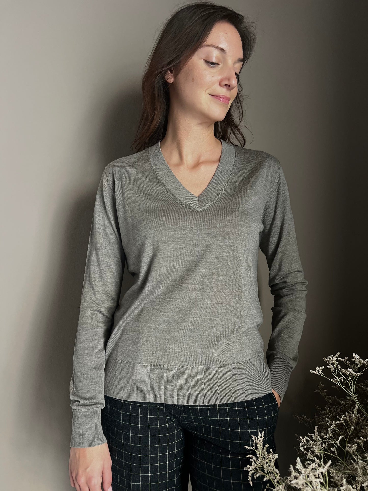Maglia scollo a V in lana Greige