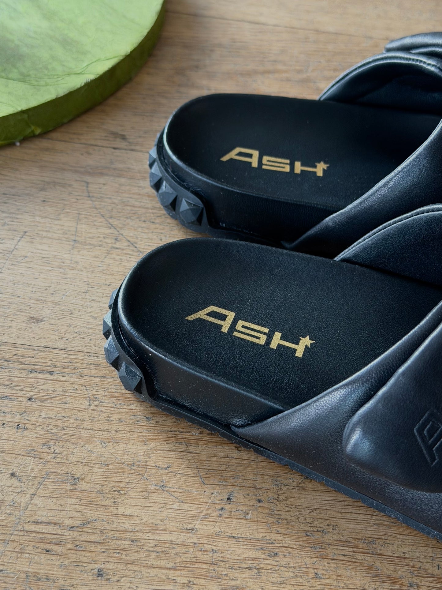 Sandalo ASH Nappa Nera con Borchie Rubber