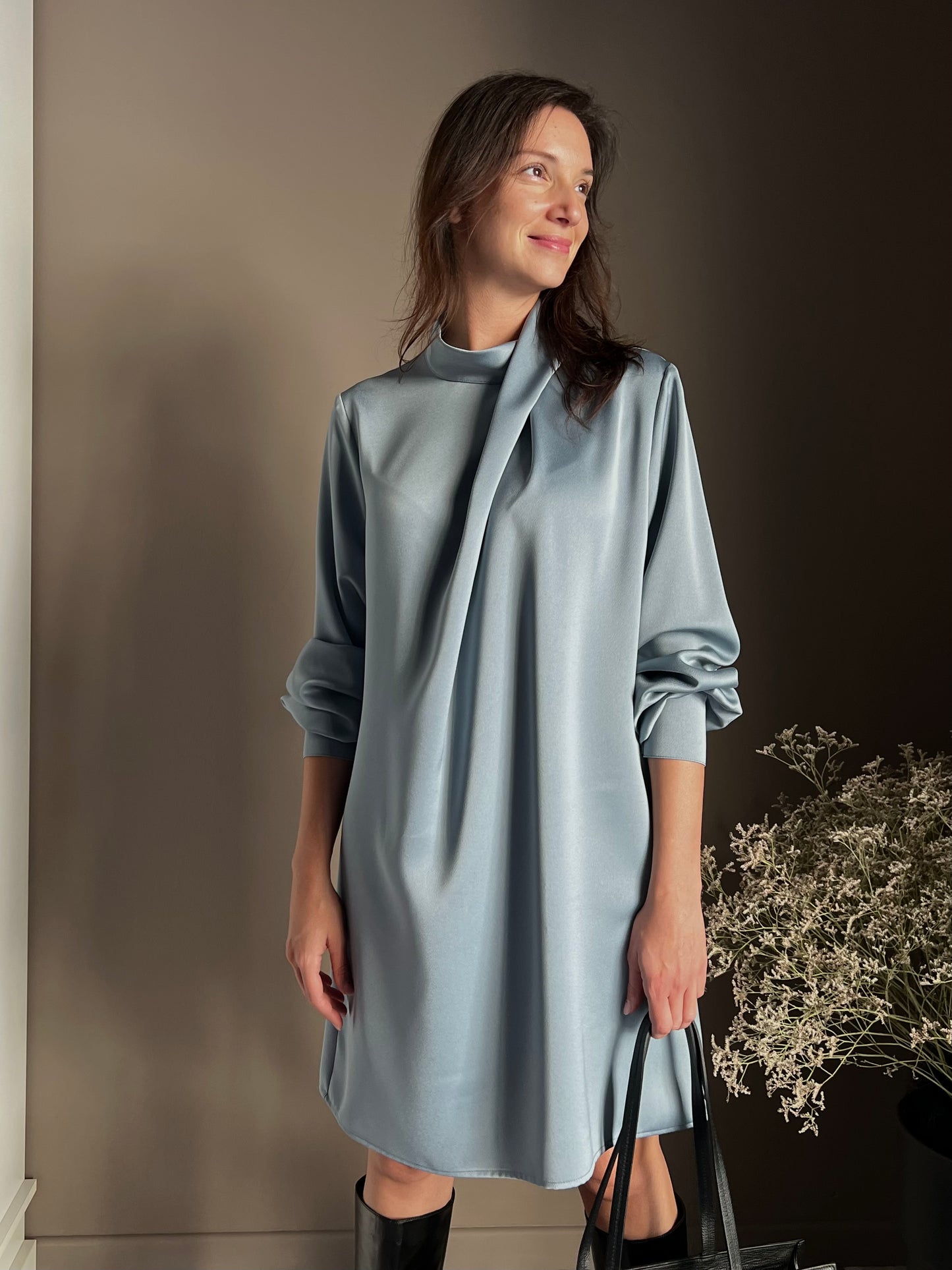 Abito in satin con collo drappeggiato light blu