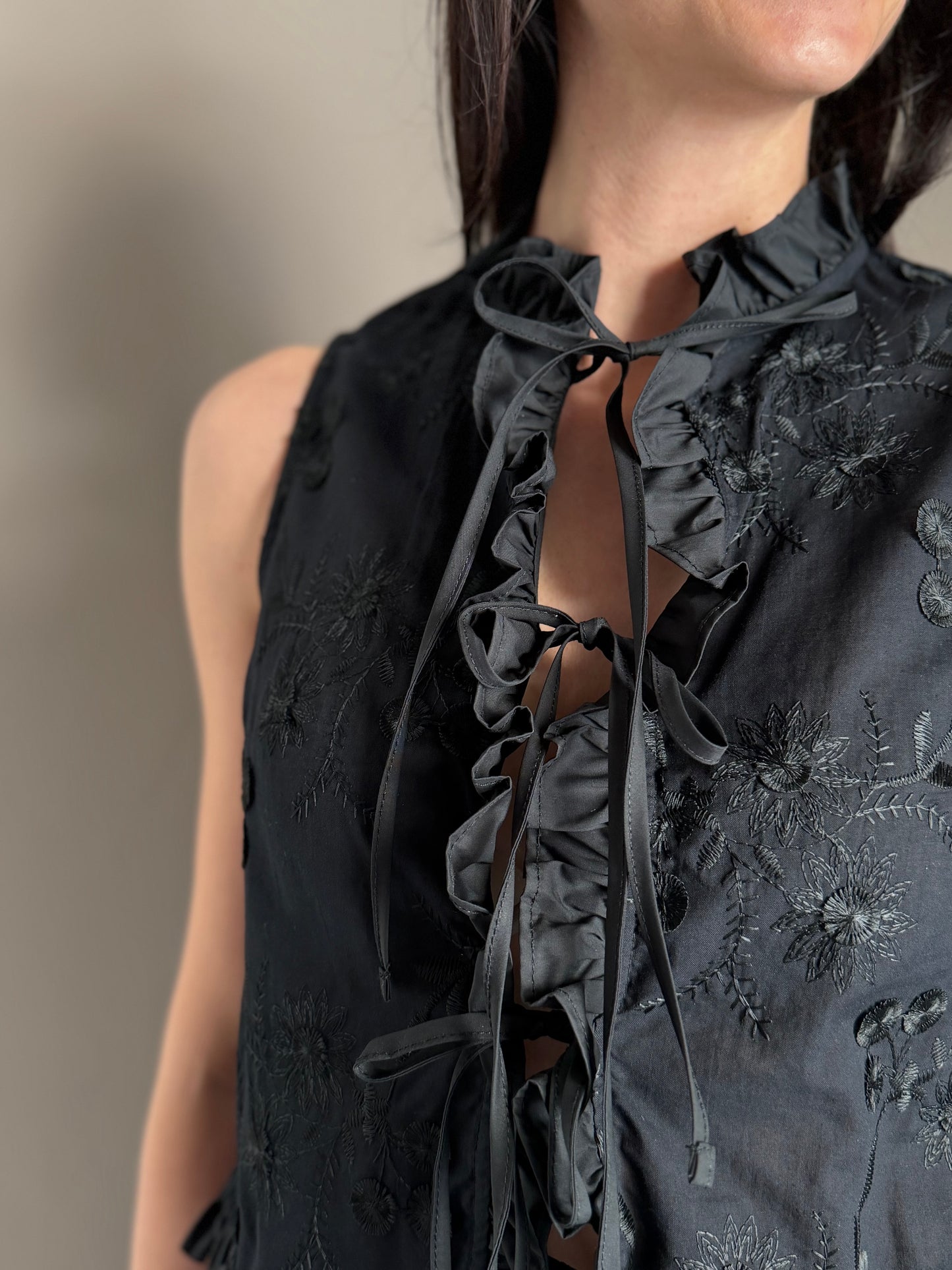 Camicia ricamata con rouches nera