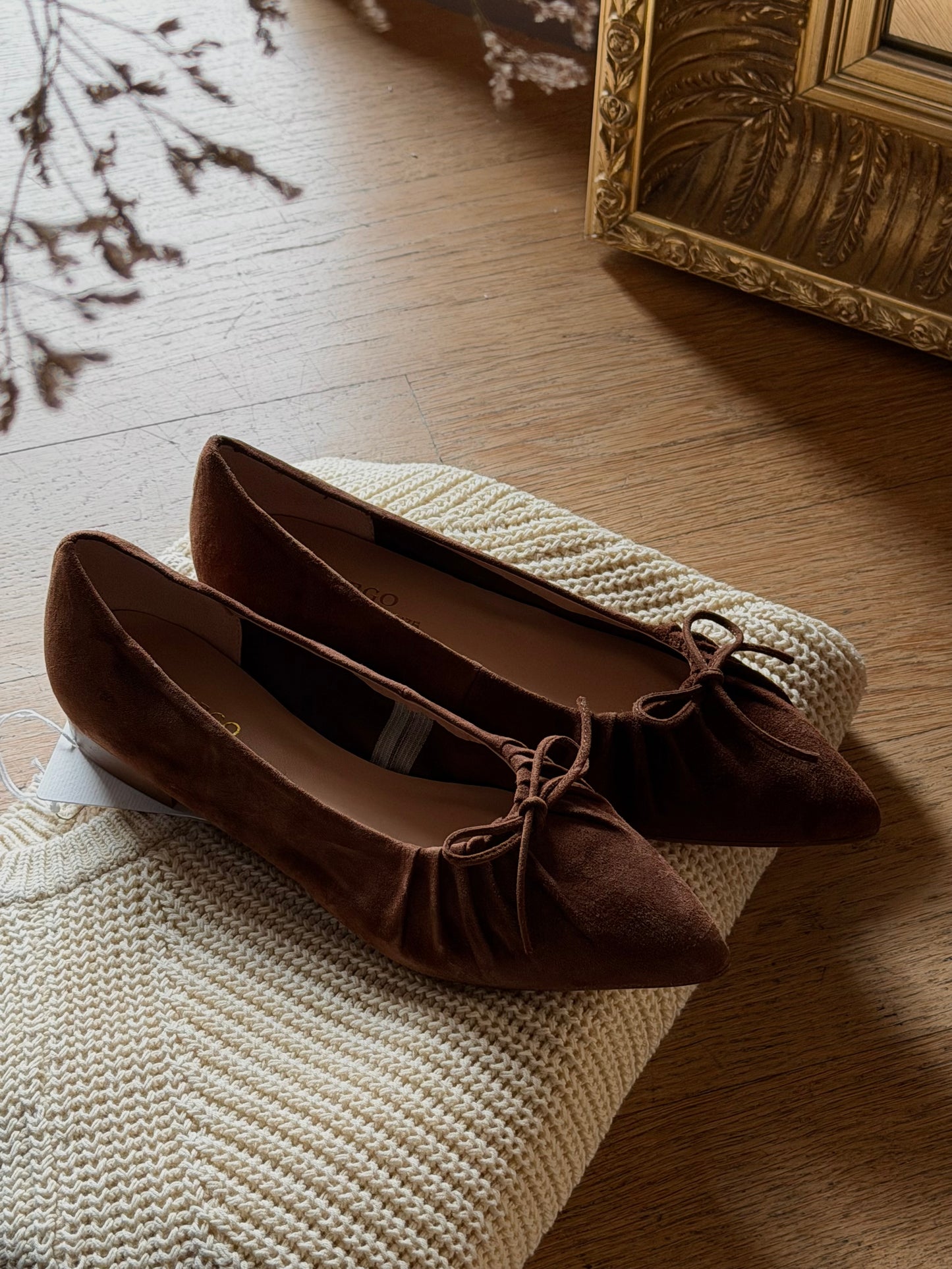 Scarpa in suede con plisse’