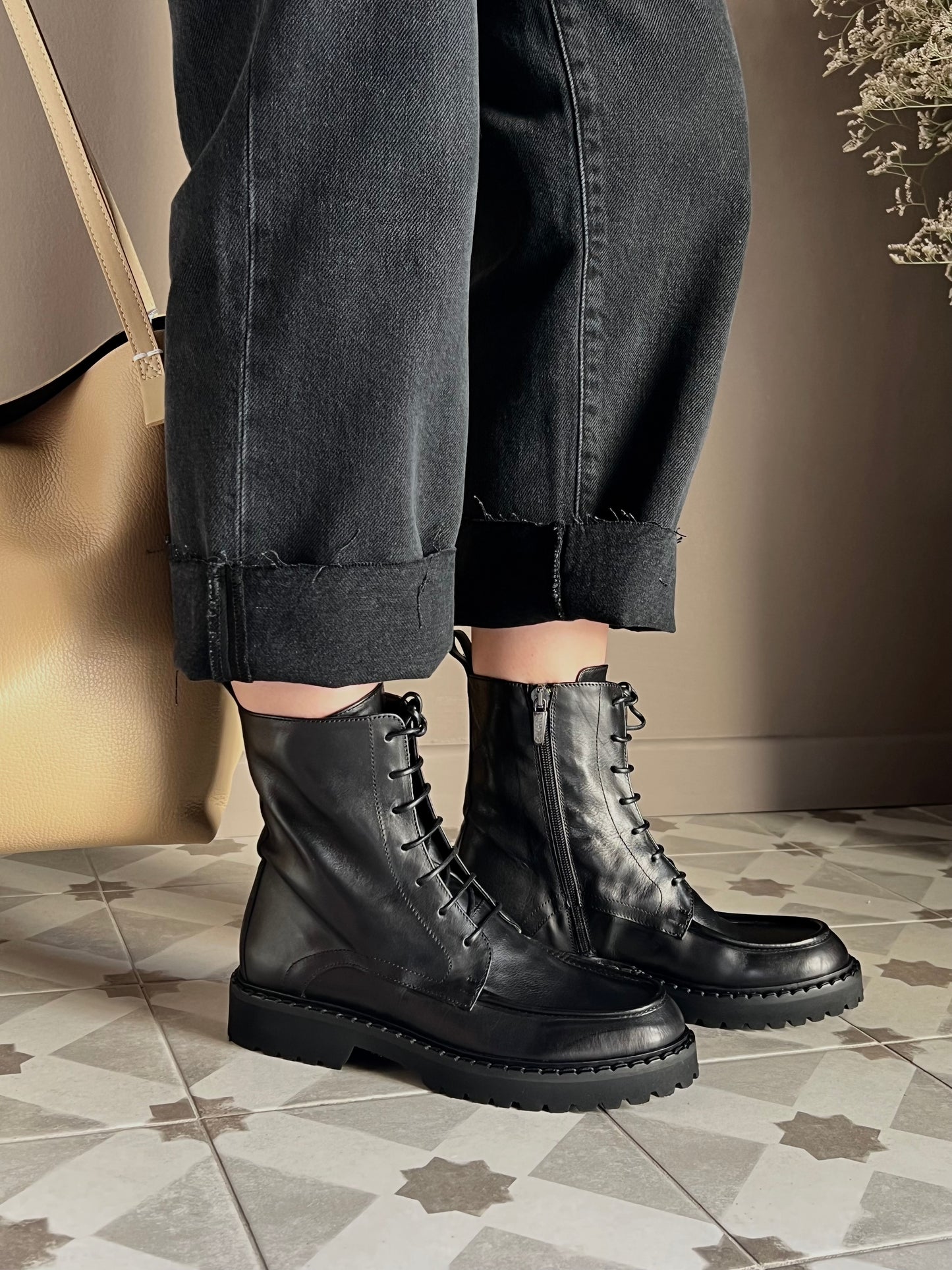 Stivaletto combat in pelle con suola carrarmato