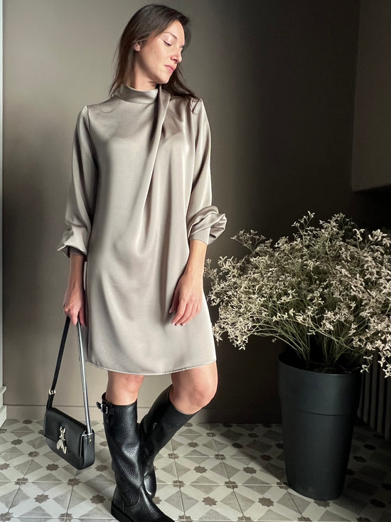 Abito in satin con collo drappeggiato