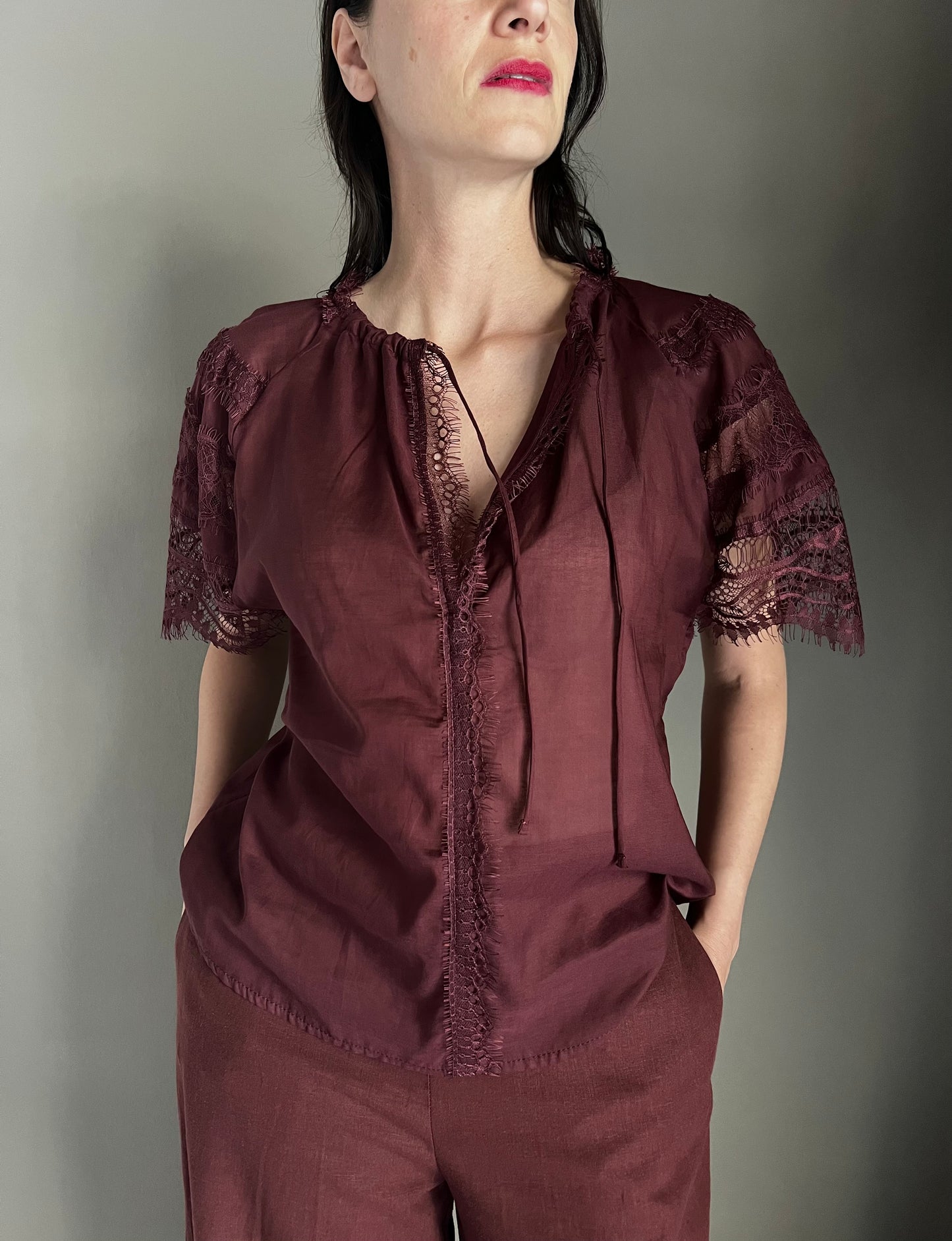 Blusa manica corta con inserti in pizzo