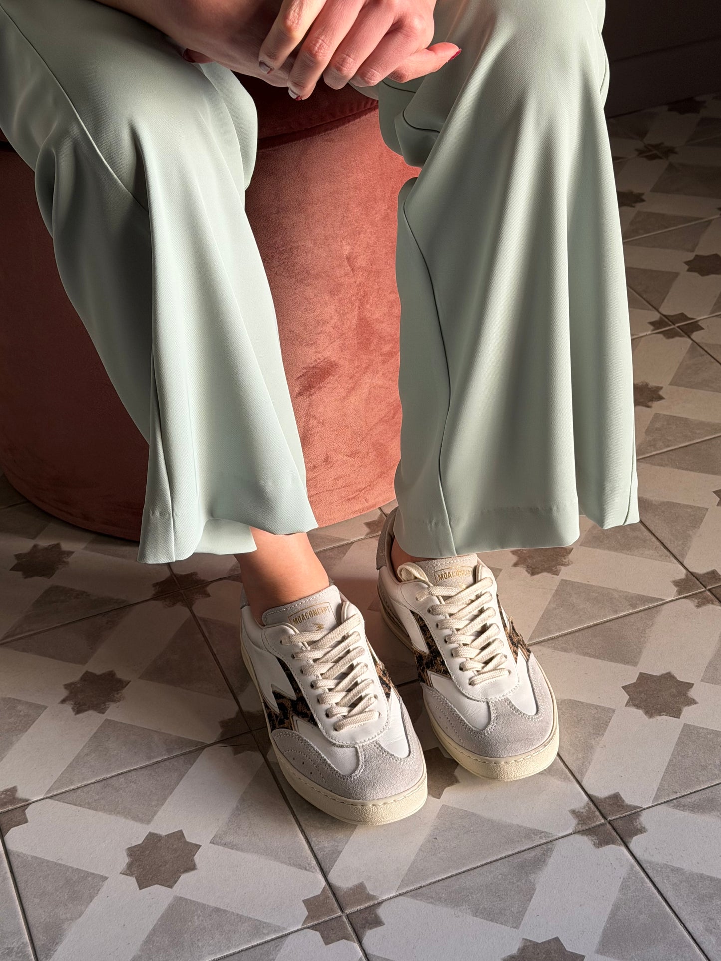 Sneakers in pelle e camoscio con dettaglio leo