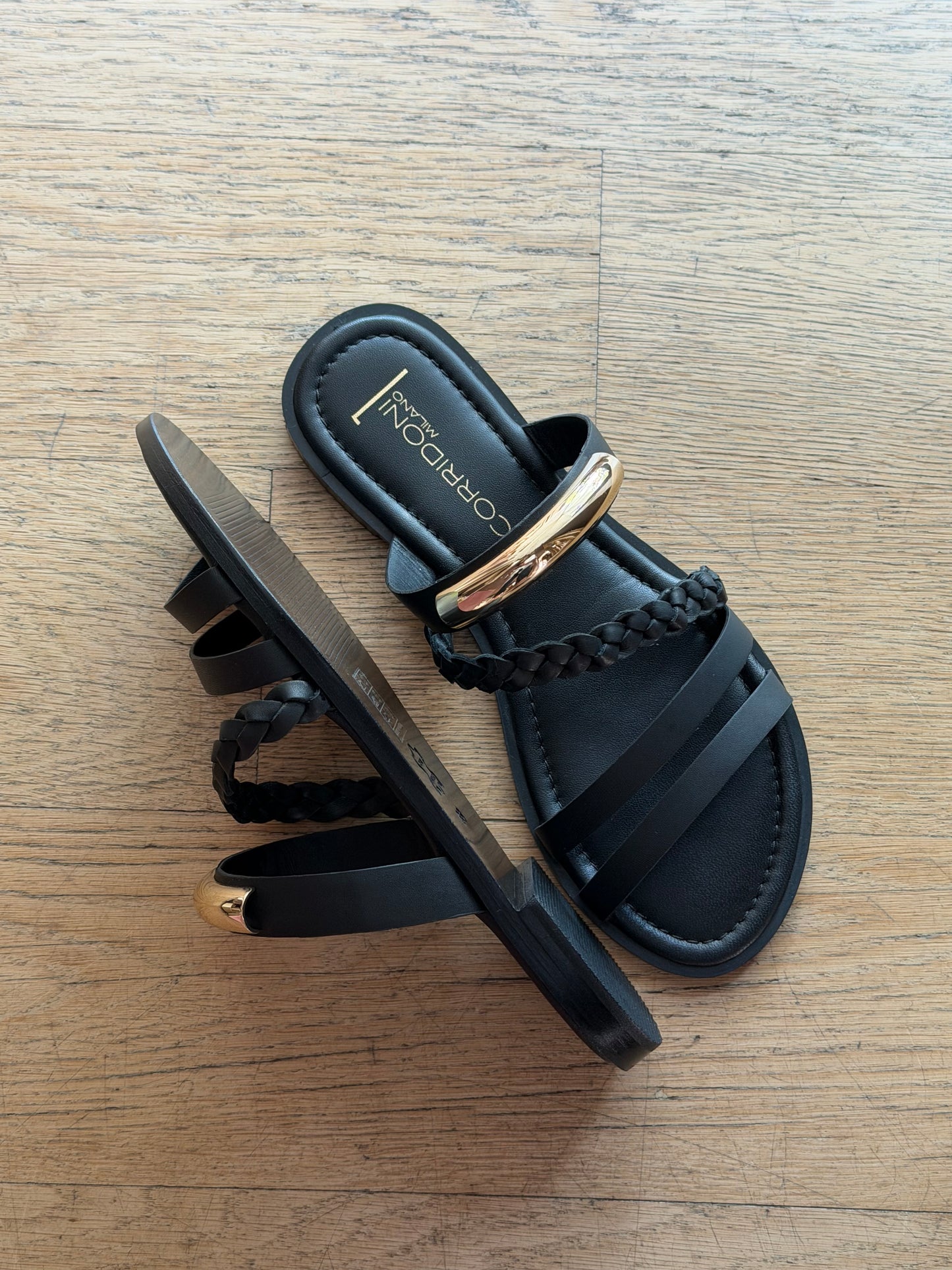 Ciabattina Flat con fettuccia intrecciata e dettaglio gold