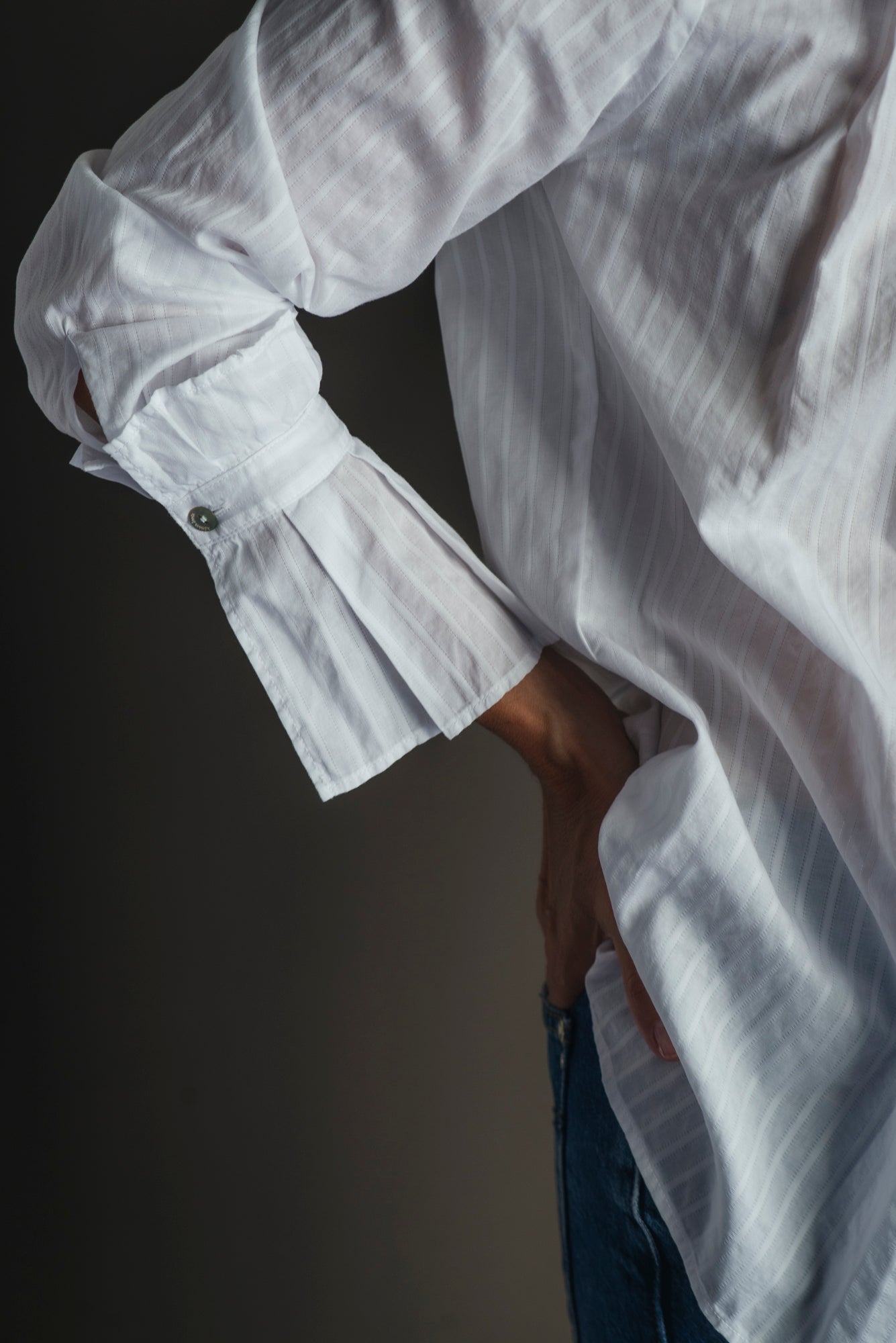 Camicia in cotone svasata con dettagli plisse bianca