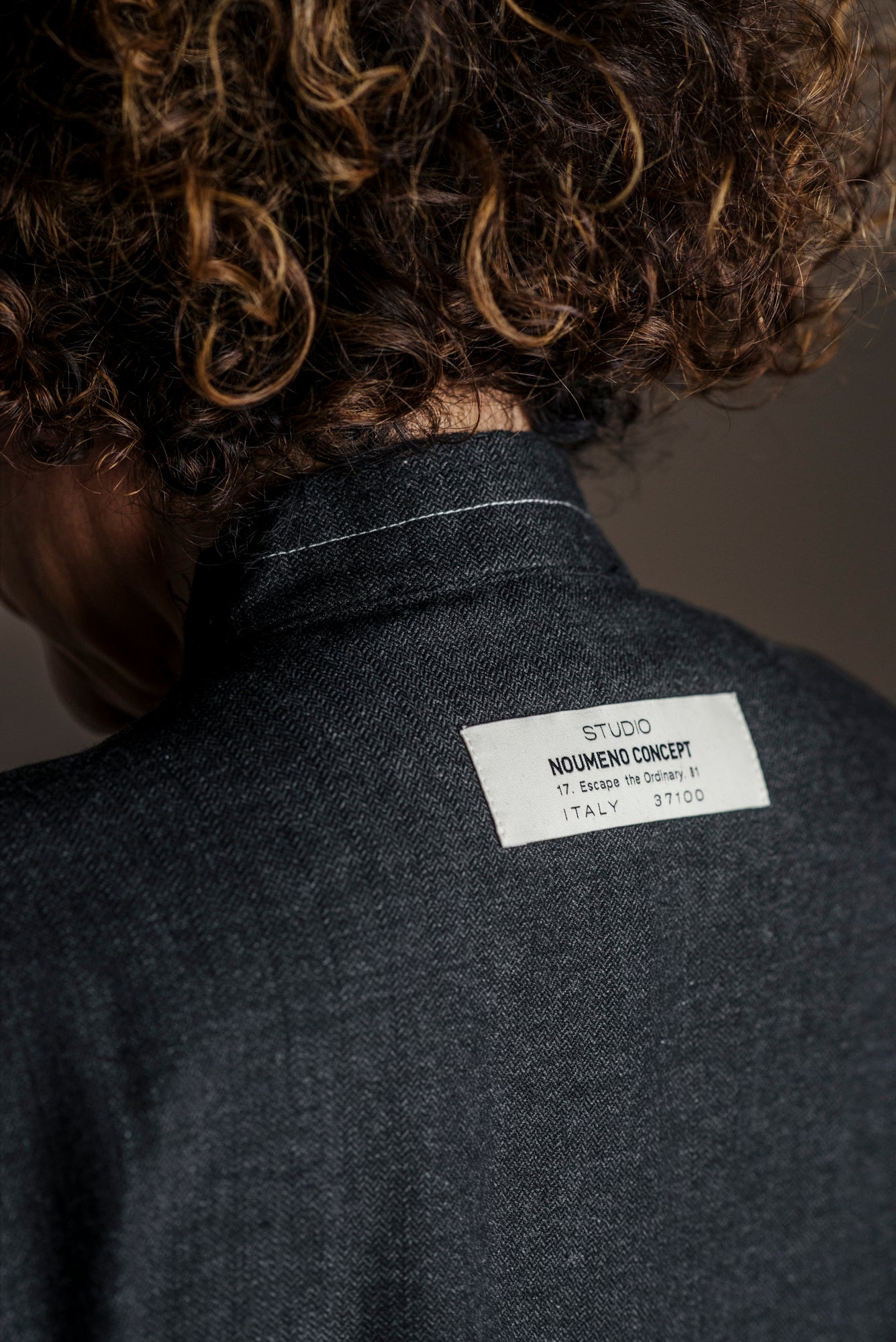 Camicia coreana con dettagli taglio vivo