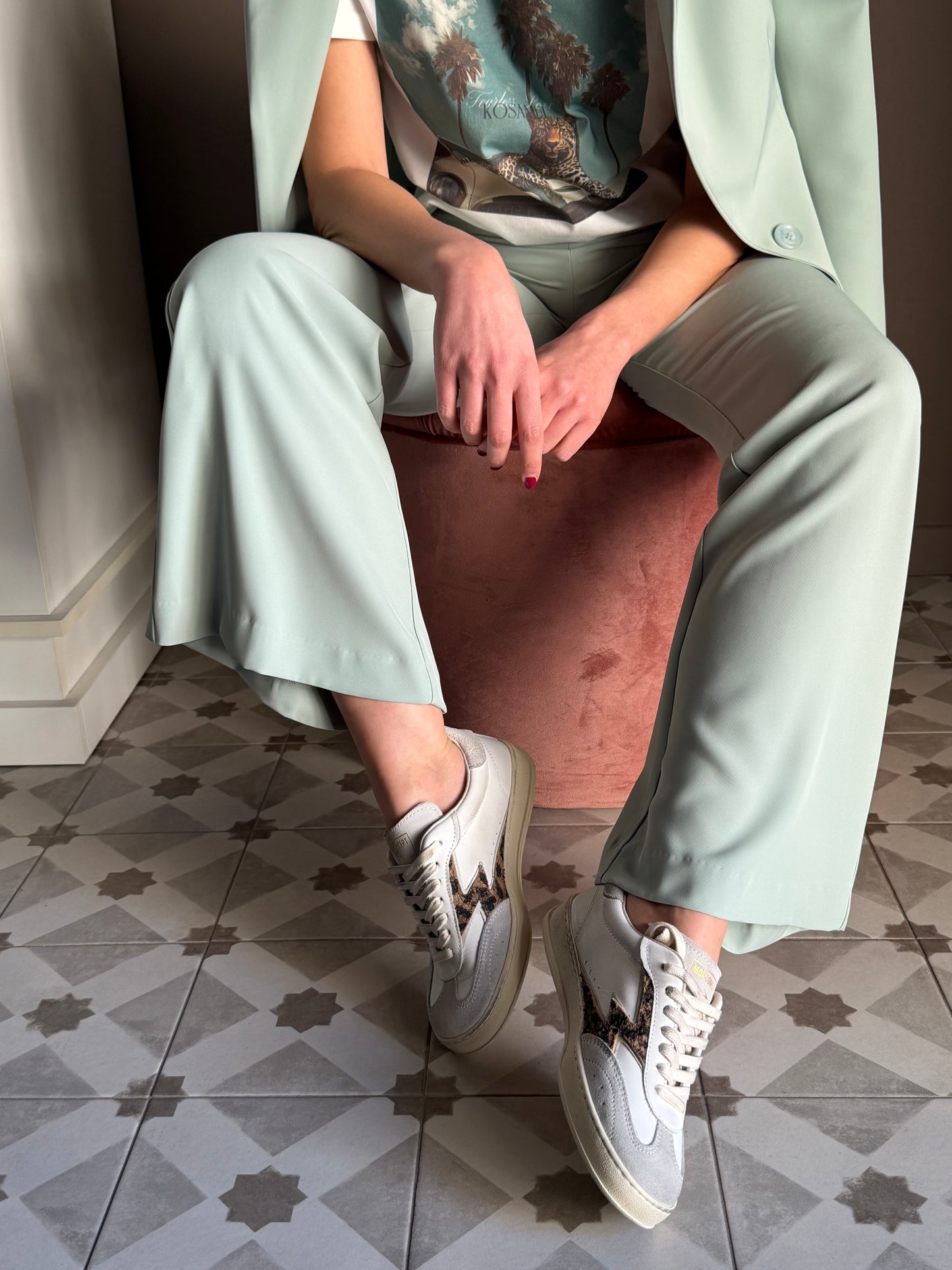 Sneakers in pelle e camoscio con dettaglio leo