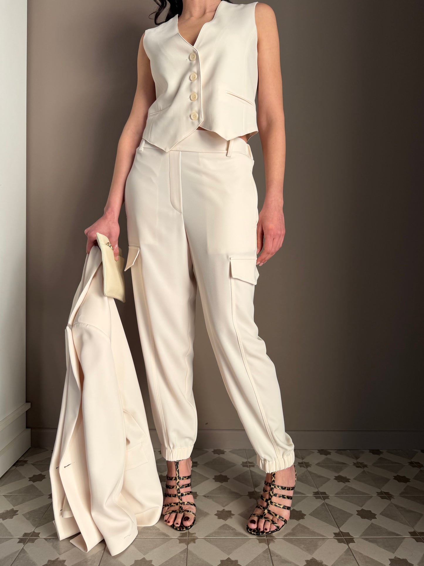 Pantalone cargo in crepe burro