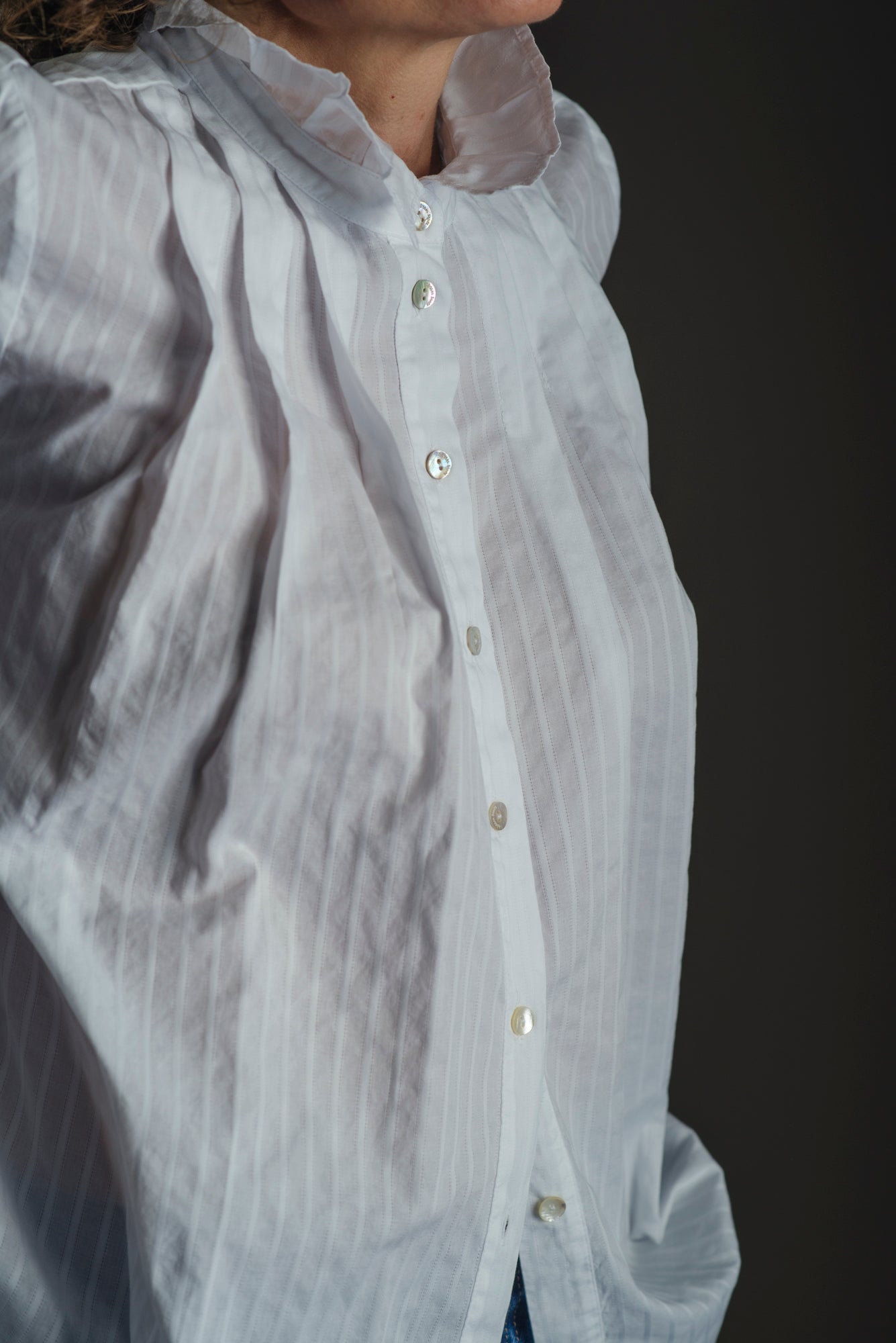 Camicia in cotone svasata con dettagli plisse bianca