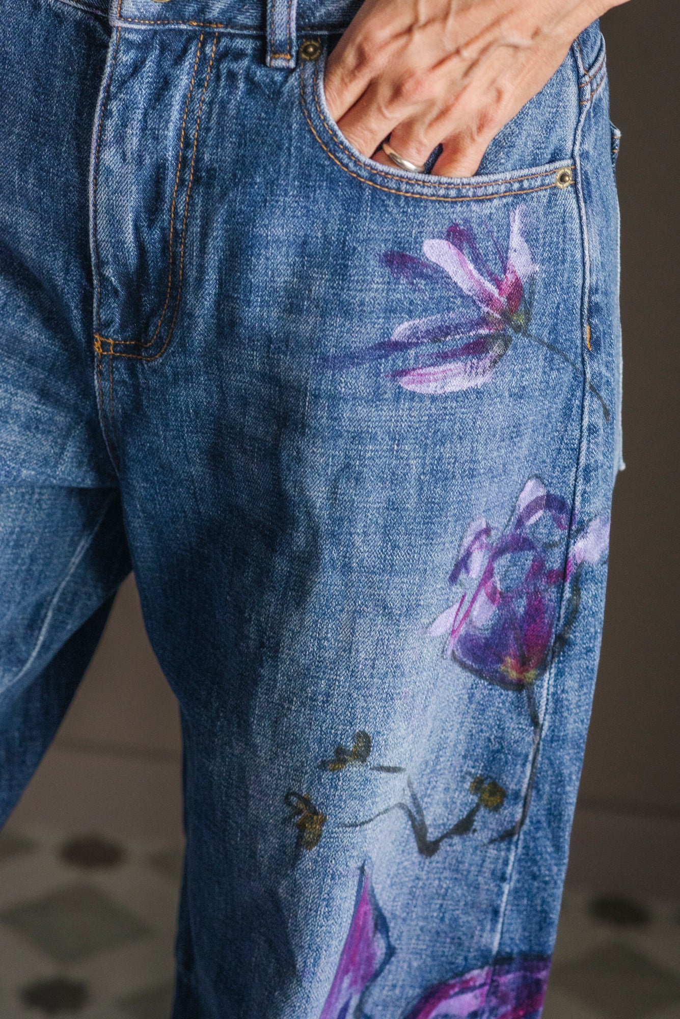 Pantalone denim dipinto a mano